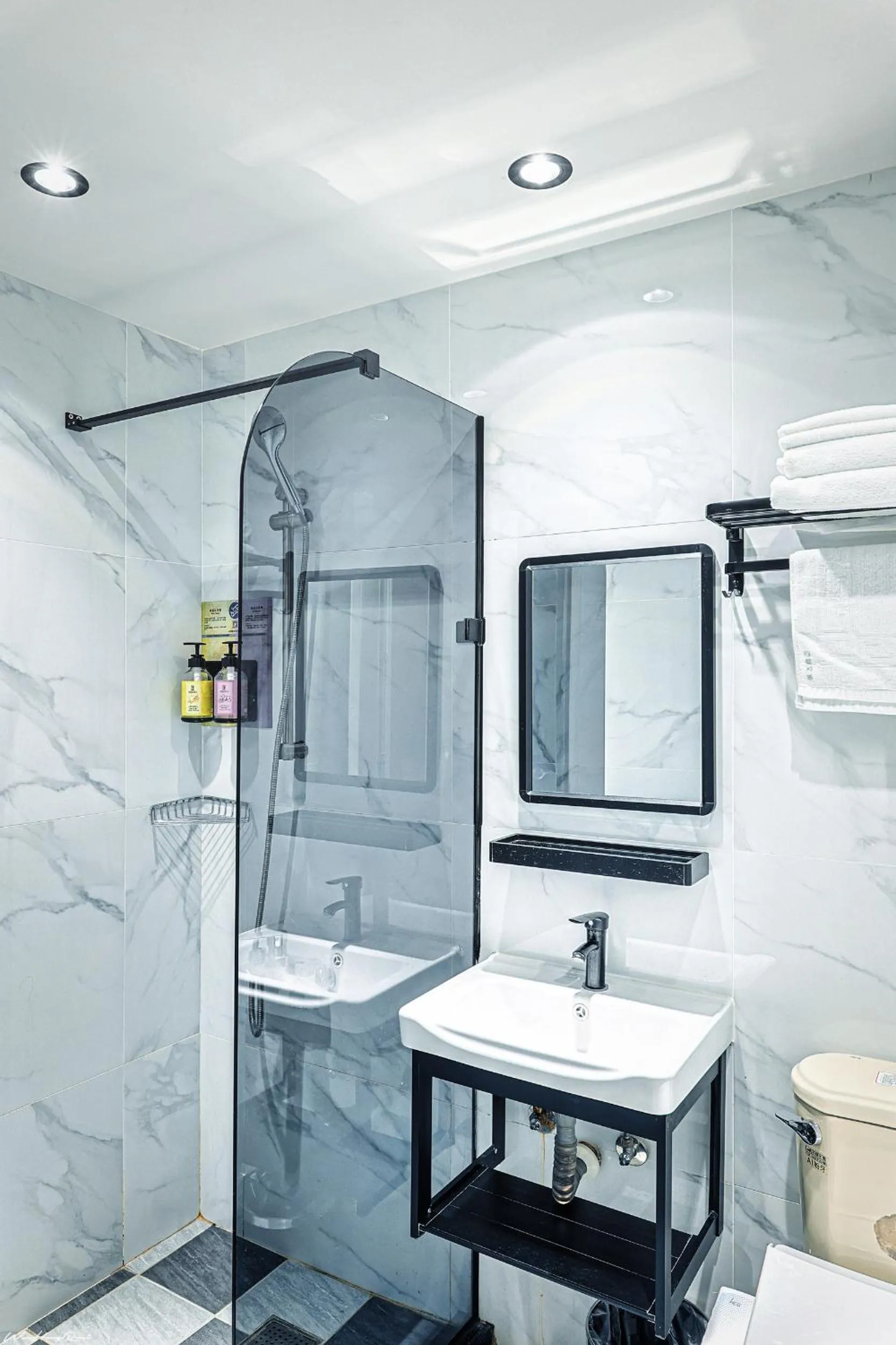 Shower in 亞馨文旅 近東大門夜市 有免費停車場 可自助入住