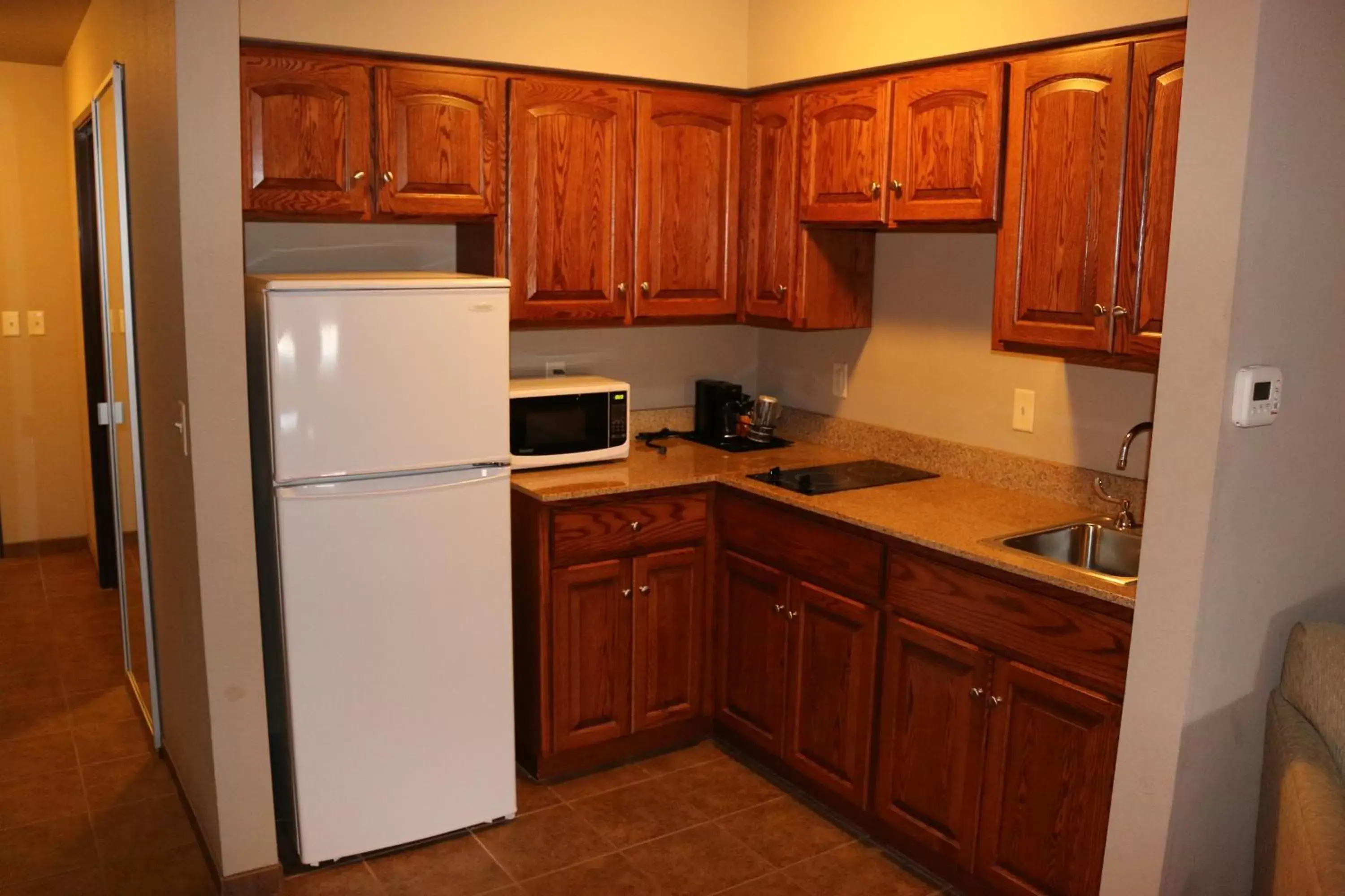 Coffee/tea facilities, Kitchen/Kitchenette in Astoria Extended Stay & Event Center