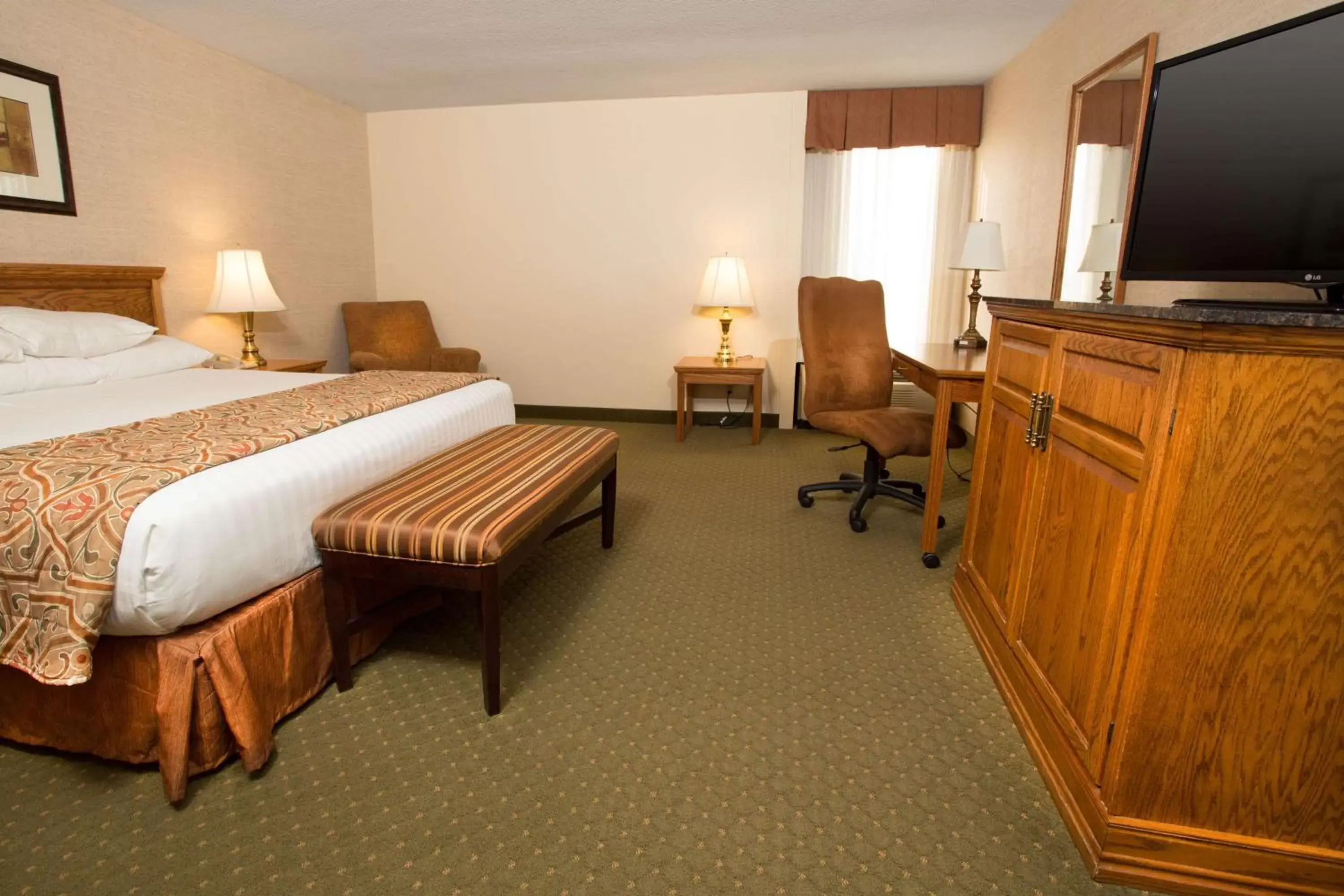 1 King Bed, Mobility Accessible Room, Bathtub w/ Grab Bars, Non-Smoking in Days Inn by Wyndham Rolla 1 King Bed, Mobility Accessible Room, Bathtub w/ Grab Bars, Non-Smoking in Days Inn by Wyndham Rolla
