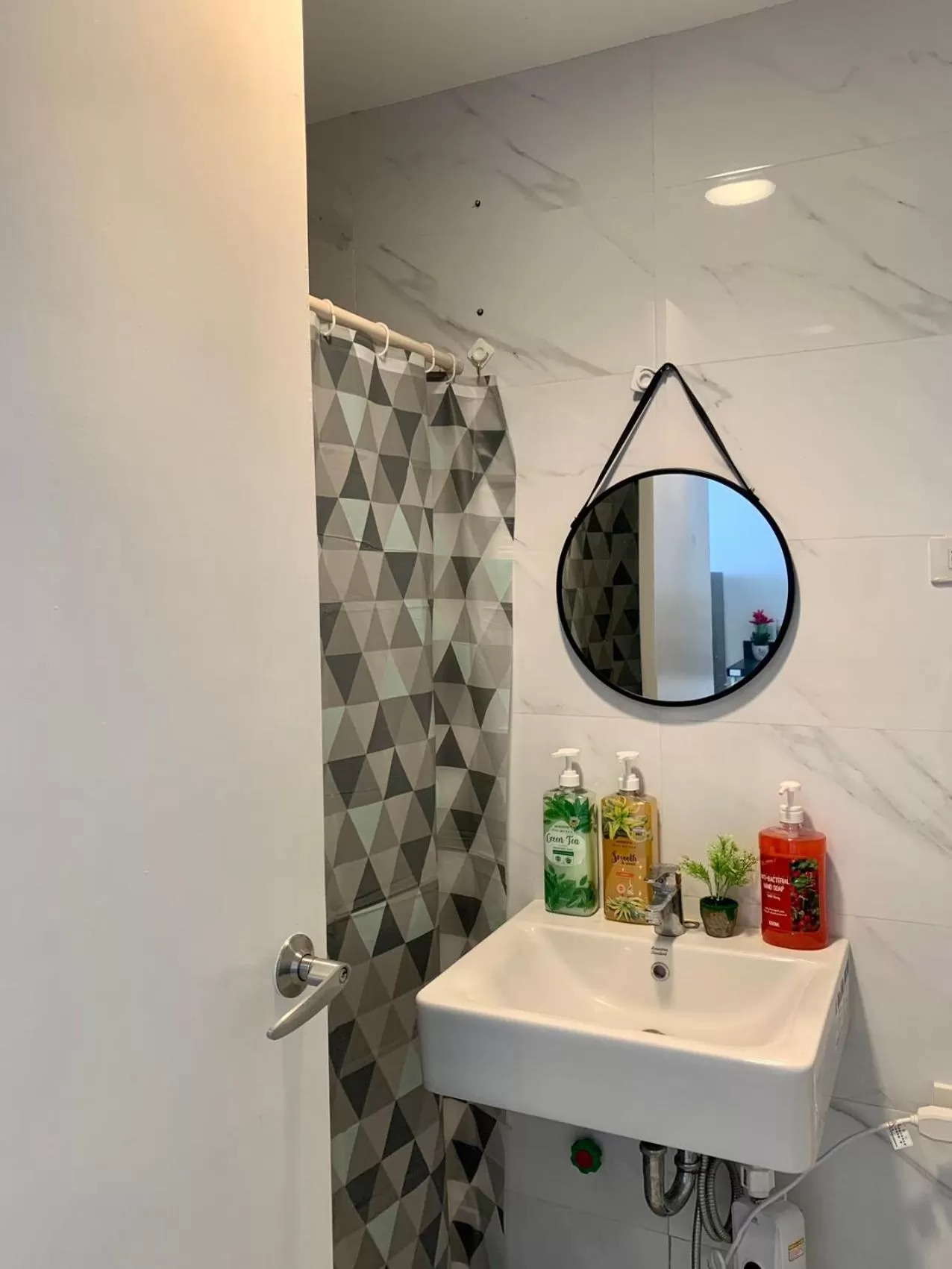 Cebu City Condo Hotel in Meridian with Netflix and WIFI, near Ayala and IT Park U7 09 11