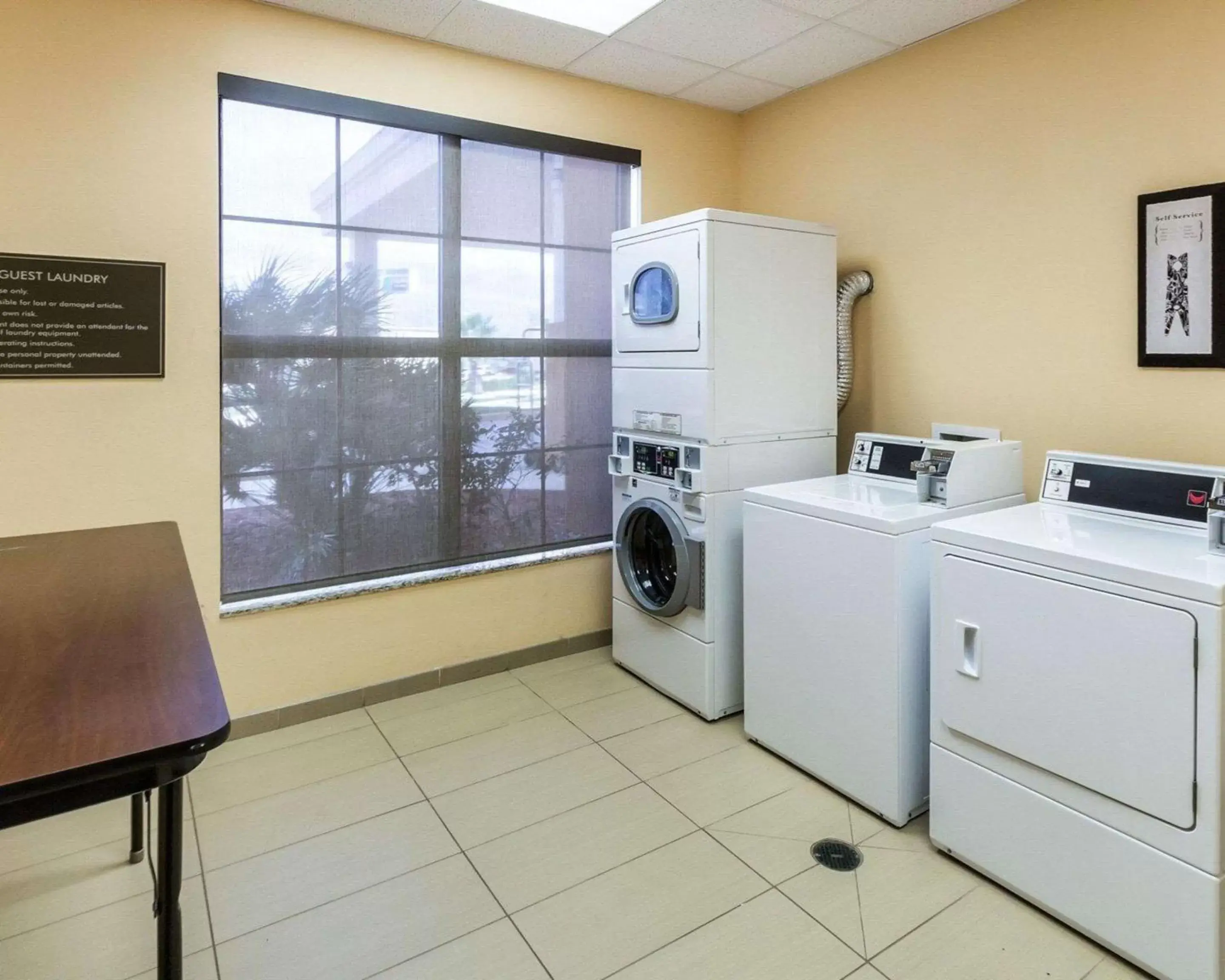 On site, Kitchen/Kitchenette in Comfort Suites Cotulla near I-35