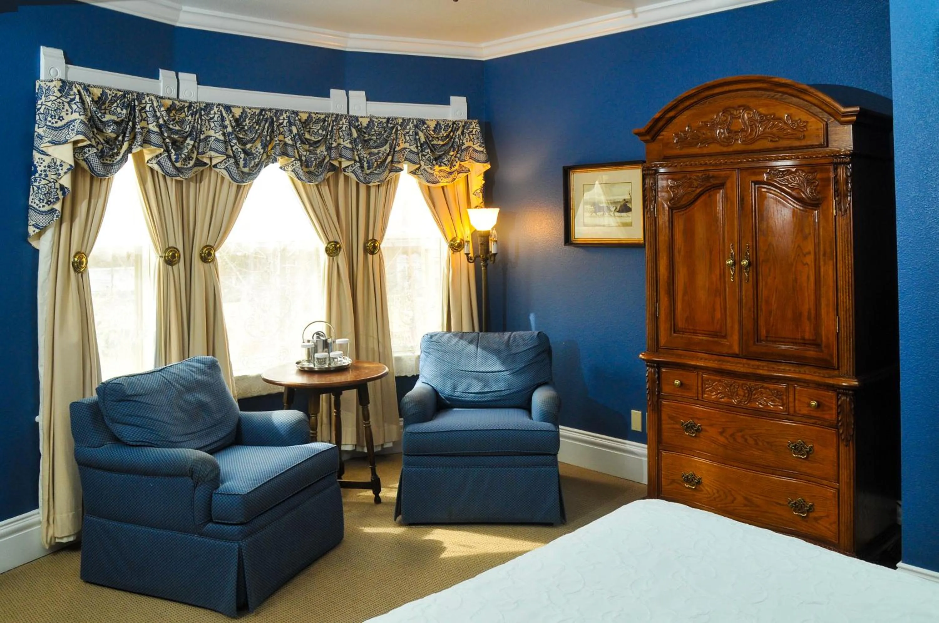 Seating area, Bed in Cliff House at Pikes Peak