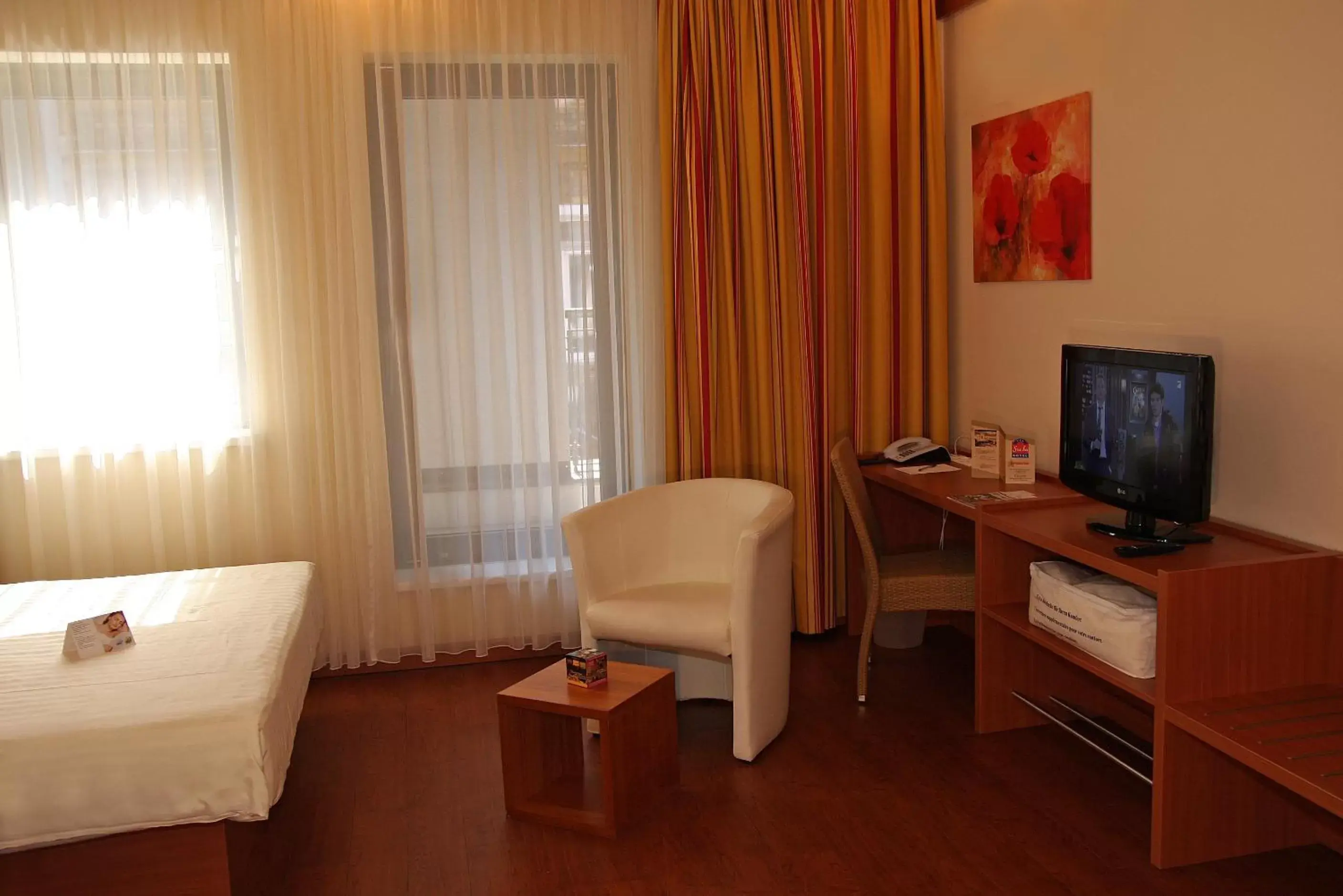 Bedroom, TV/Entertainment Center in City Hotel Budapest
