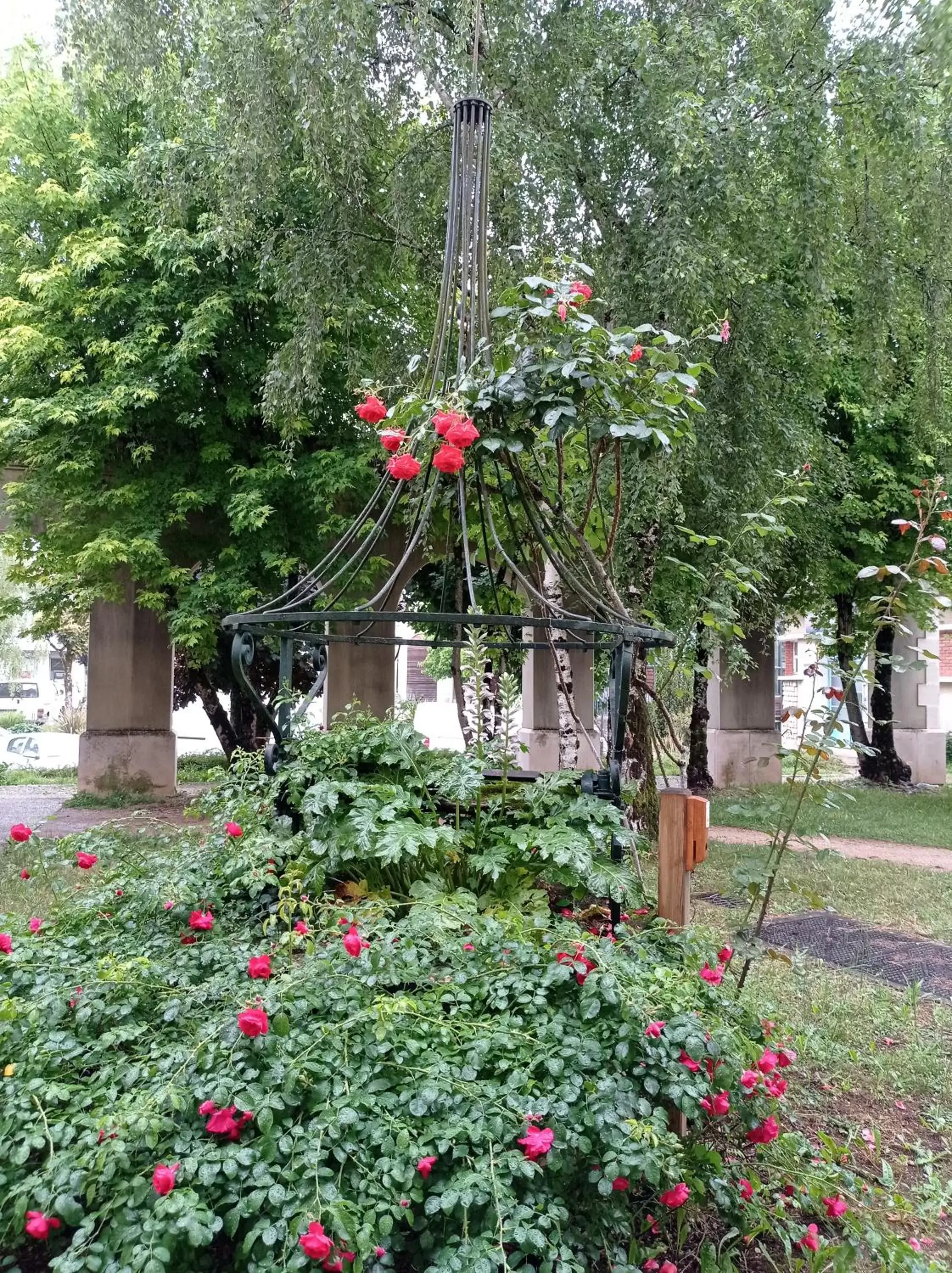 Nearby landmark, Garden in Le Perroquet Vert