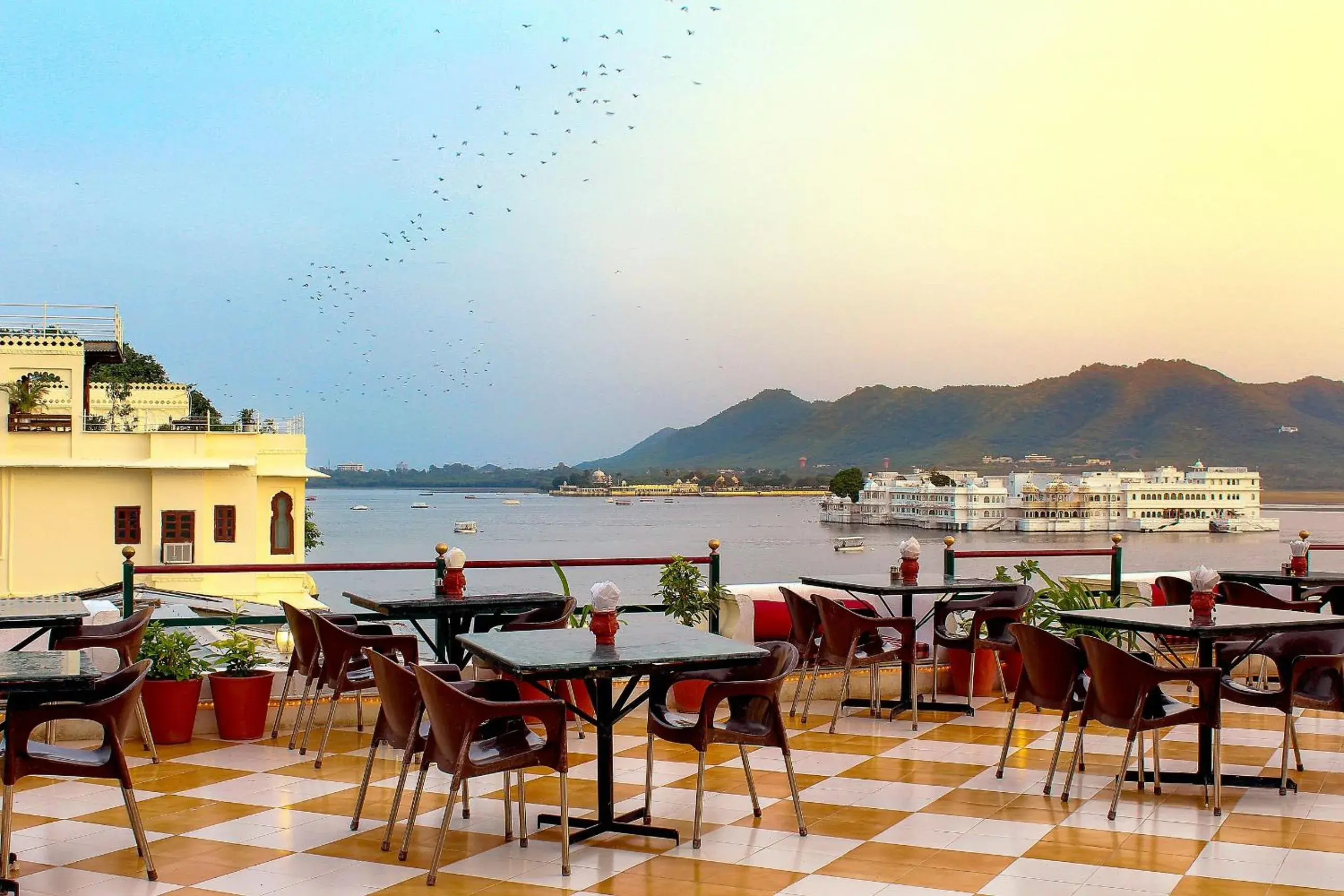Restaurant/places to eat in Hotel Devraj Niwas on Lake Pichola Restaurant/places to eat in Hotel Devraj Niwas on Lake Pichola