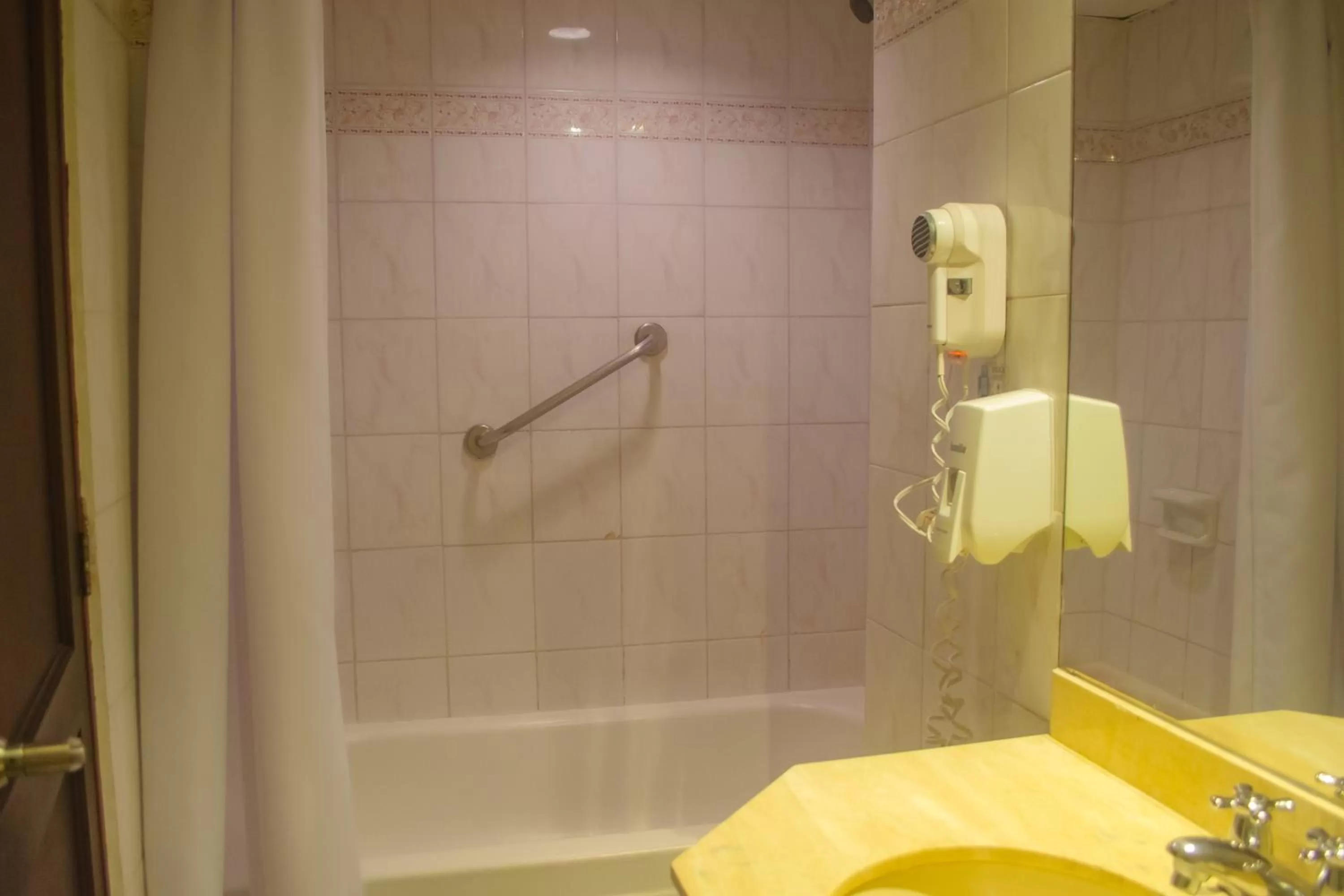 Bathroom in Hotel Faranda Express Puerta Del Sol Barranquilla, A Member of Radisson Individuals
