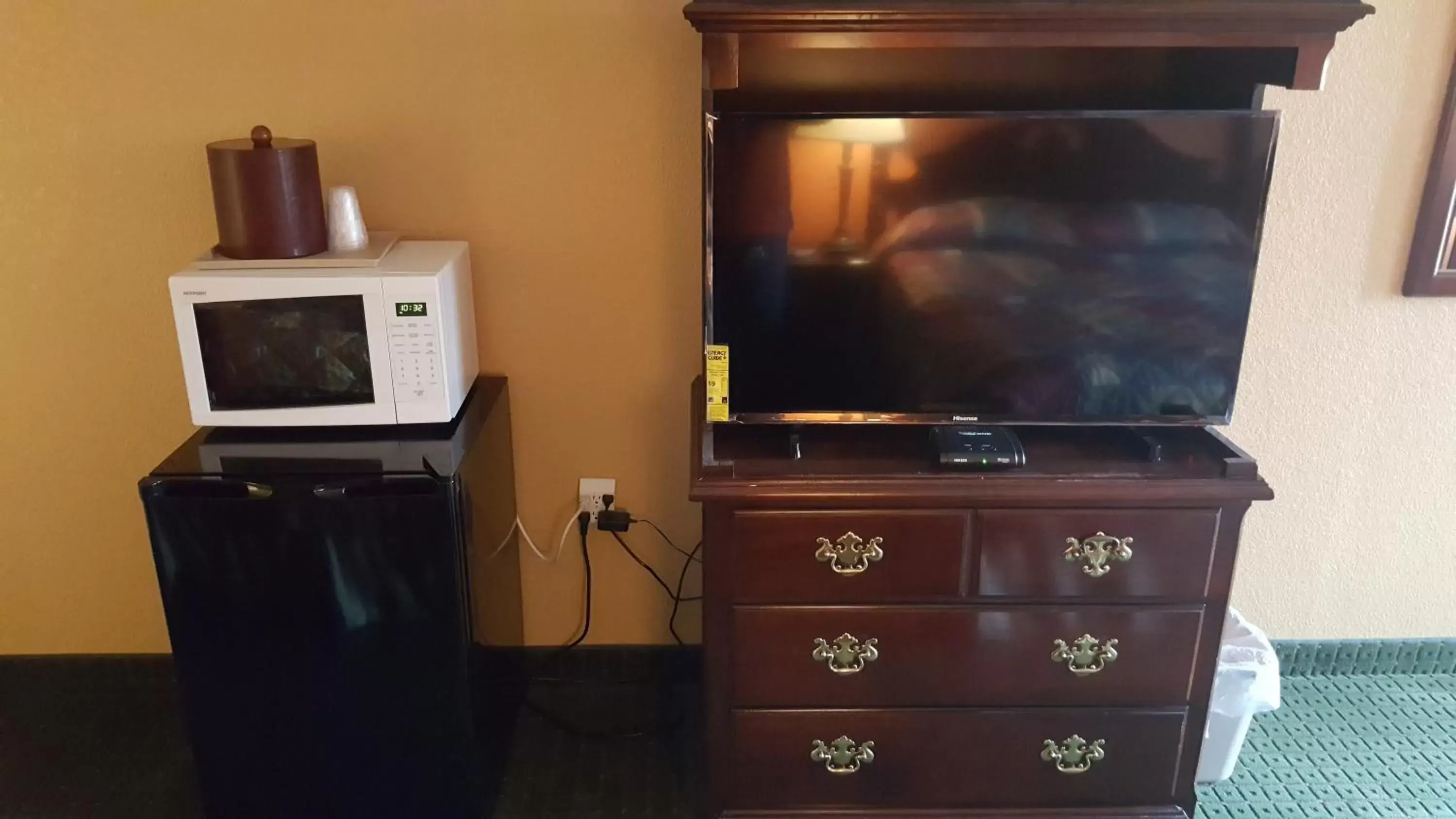 TV/Entertainment Center in The KC Motel Show Low