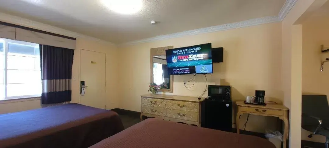 TV and multimedia, TV/Entertainment Center in Lakeview Inn