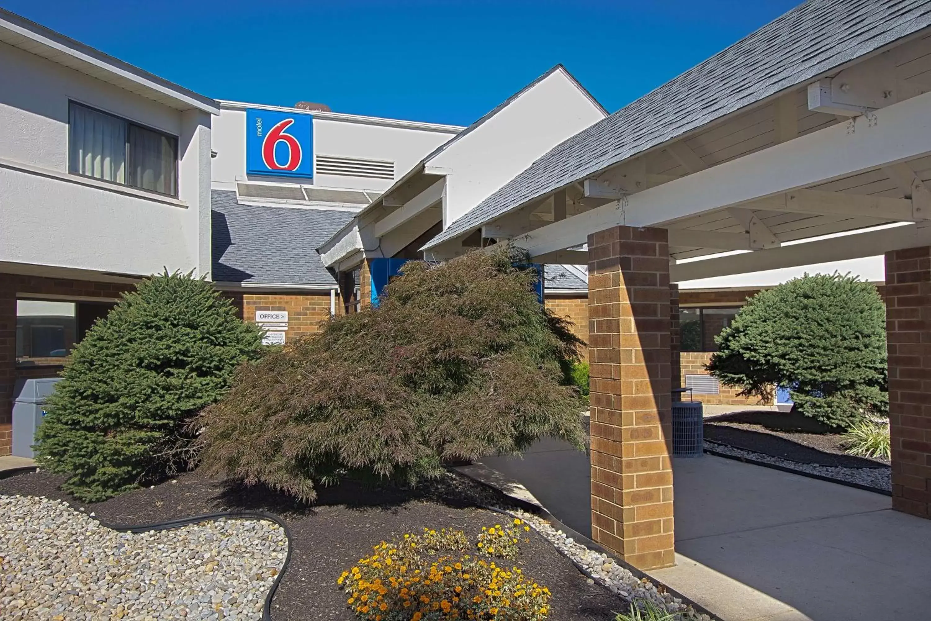 Property building, Garden in Motel 6-Piscataway, NJ