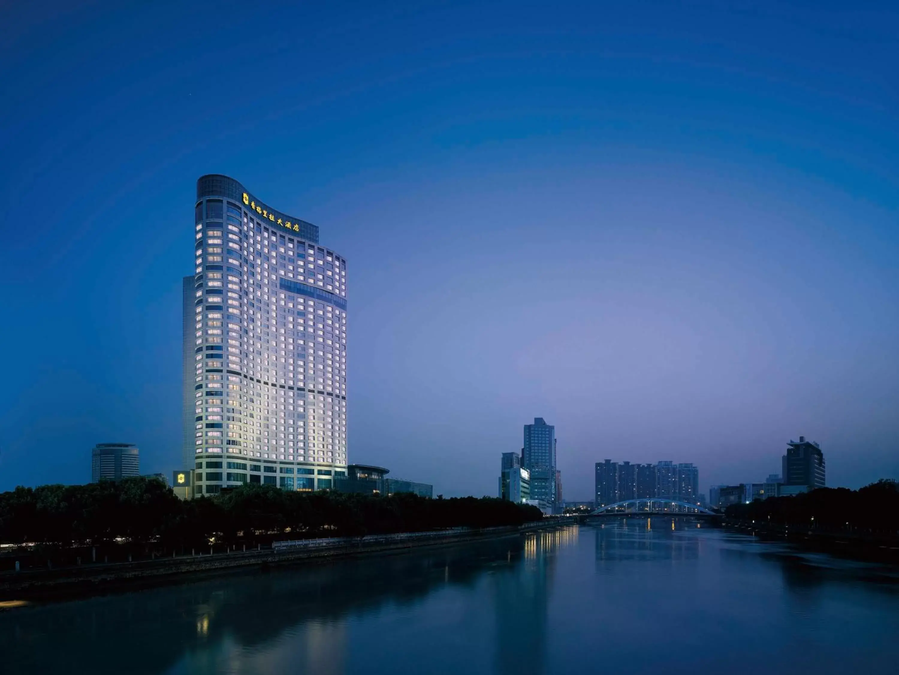 Property building, Swimming Pool in Shangri-La Ningbo - The Three Rivers Intersection