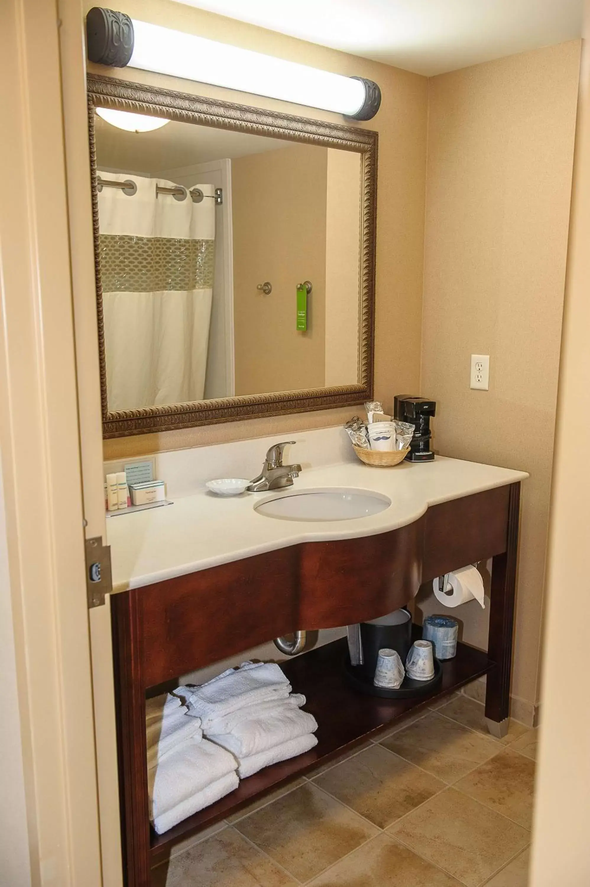 Bed, Bathroom in Hampton Inn & Suites Brookings