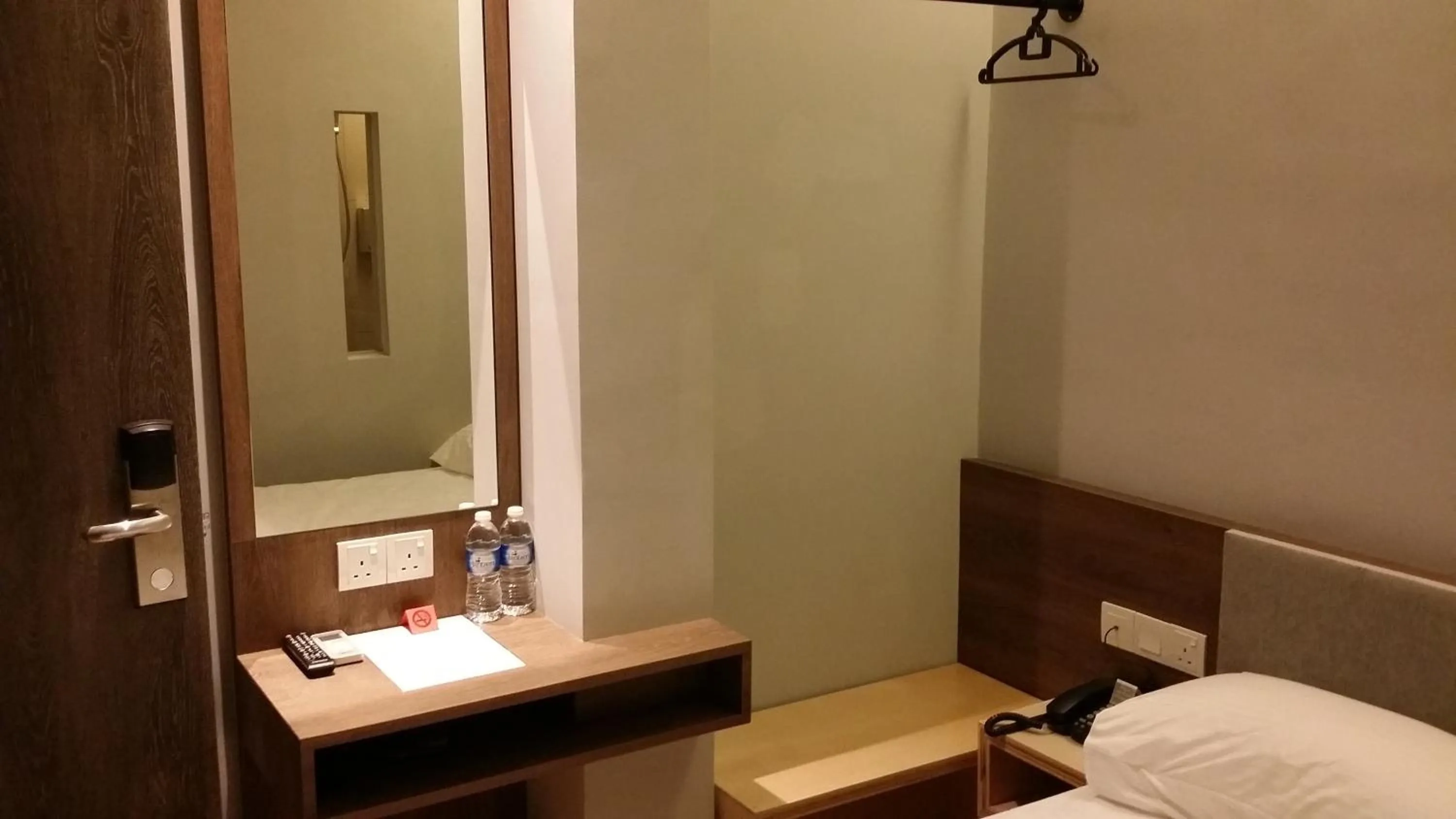 Seating area, Bed in Go Hotel