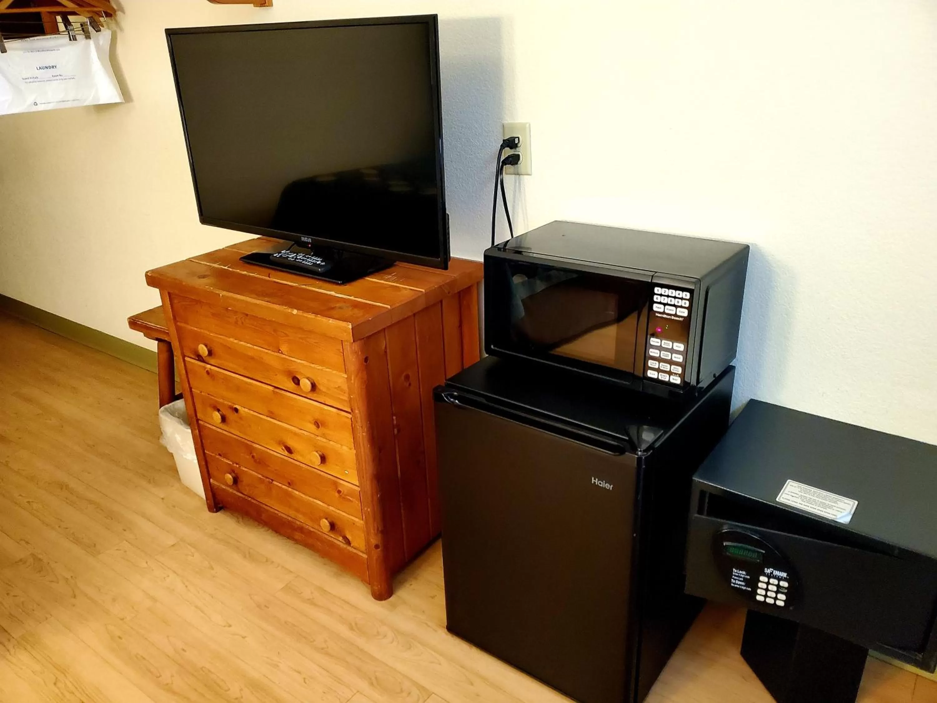 TV and multimedia in Super 8 by Wyndham Ticonderoga