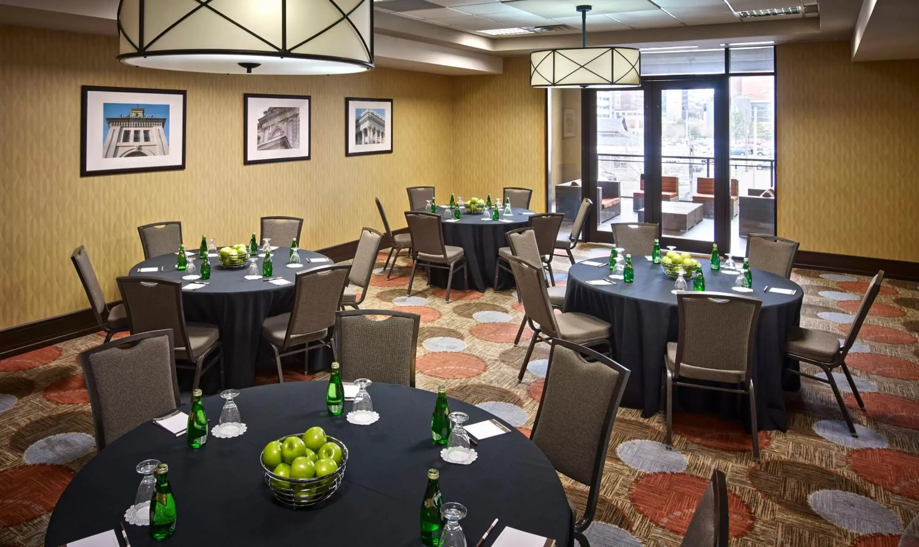 Meeting/conference room, Restaurant/Places to Eat in Staybridge Suites Hamilton - Downtown, an IHG Hotel