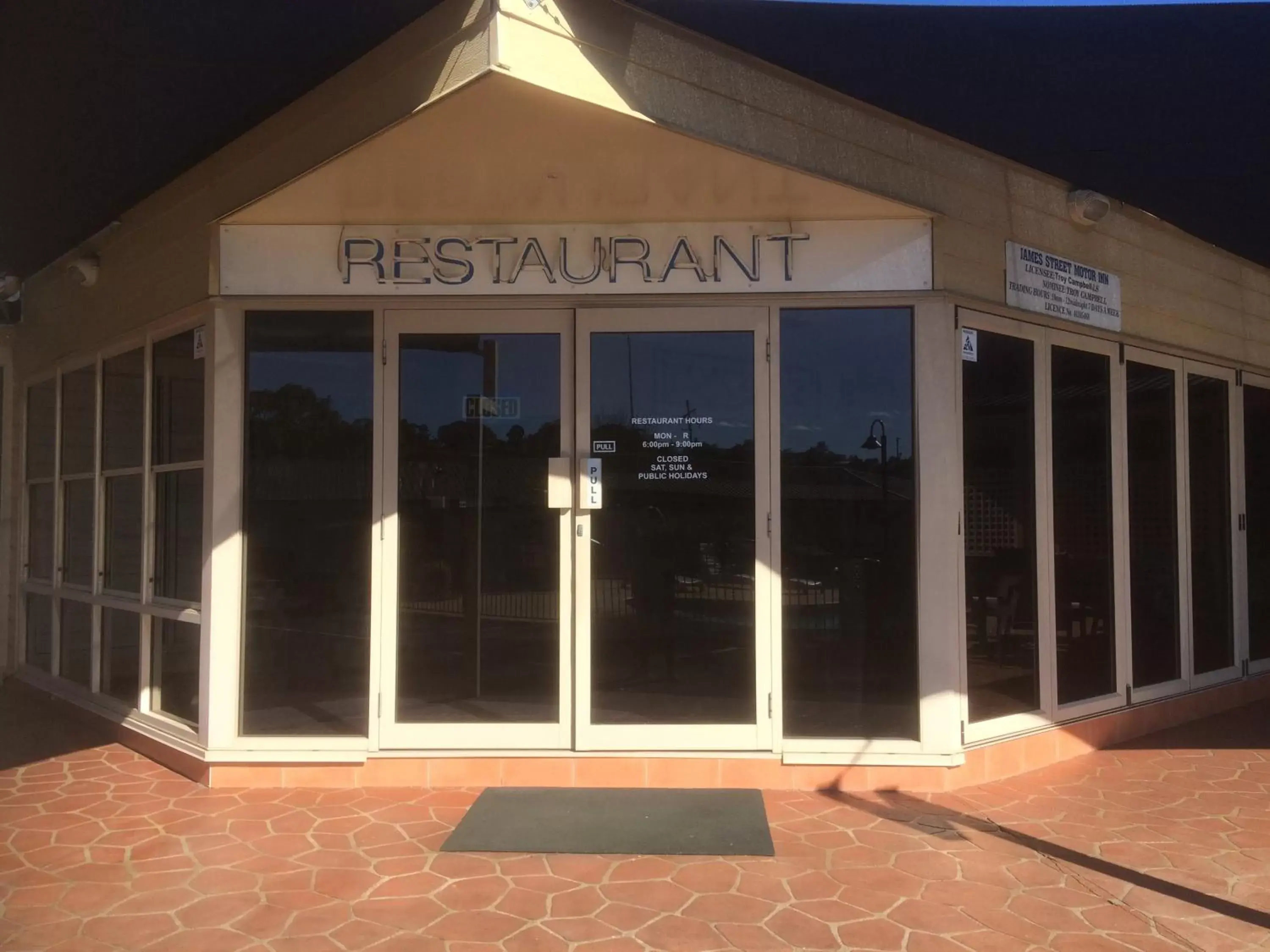 Restaurant/places to eat in James Street Motor Inn