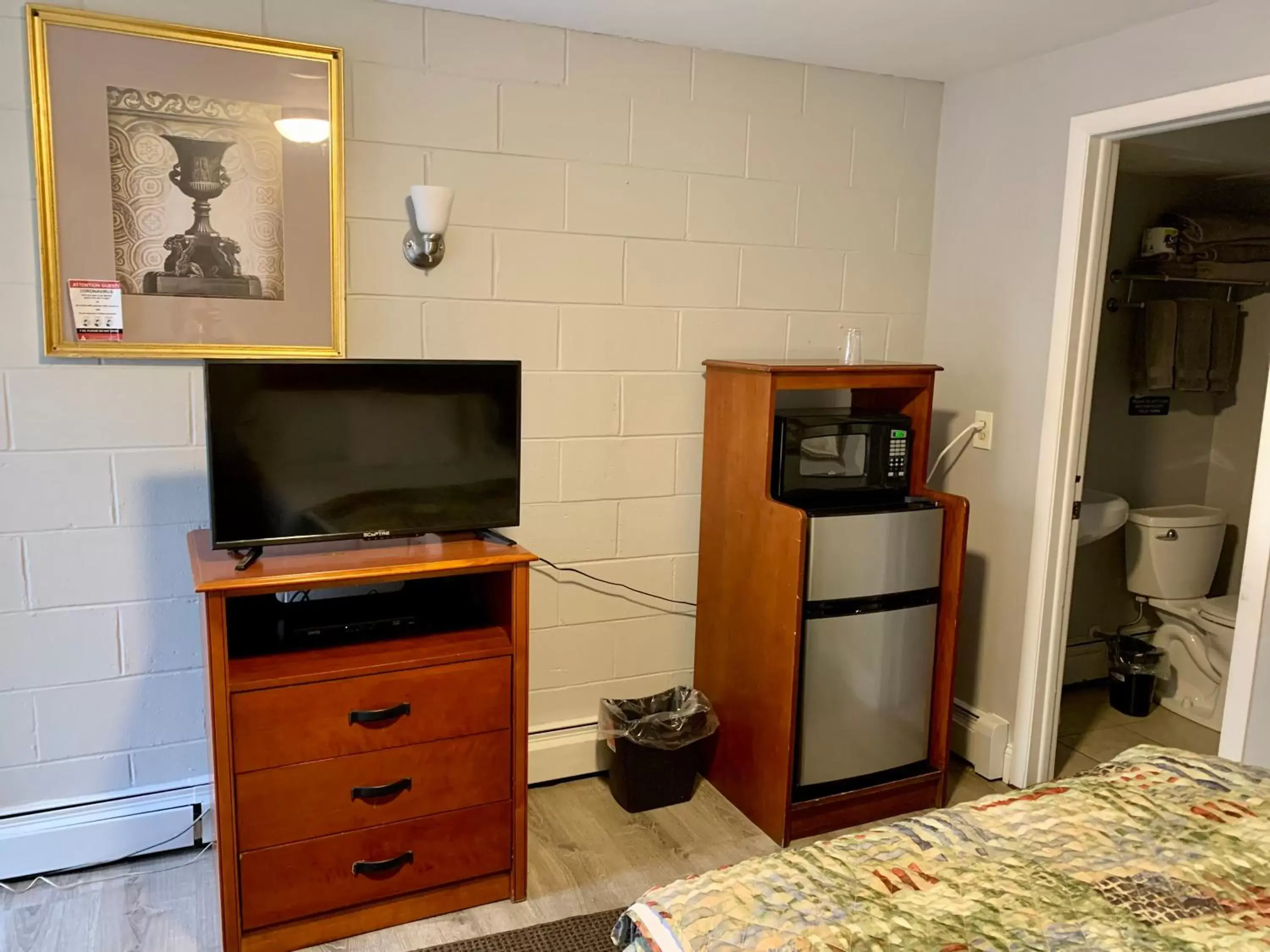 TV/Entertainment Center in Hill Top Motel