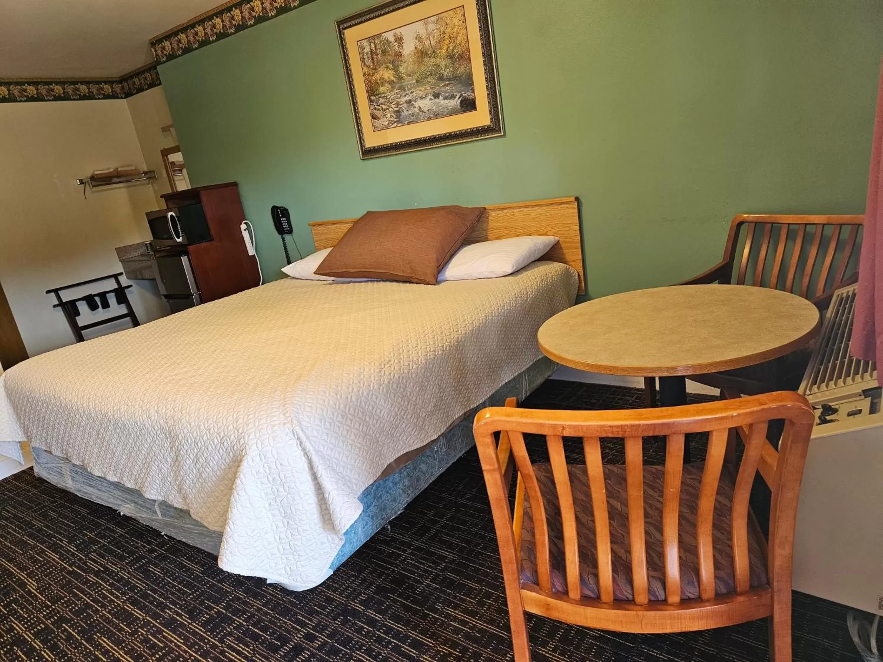 Bedroom, Bed in Cle Elum Travelers Inn