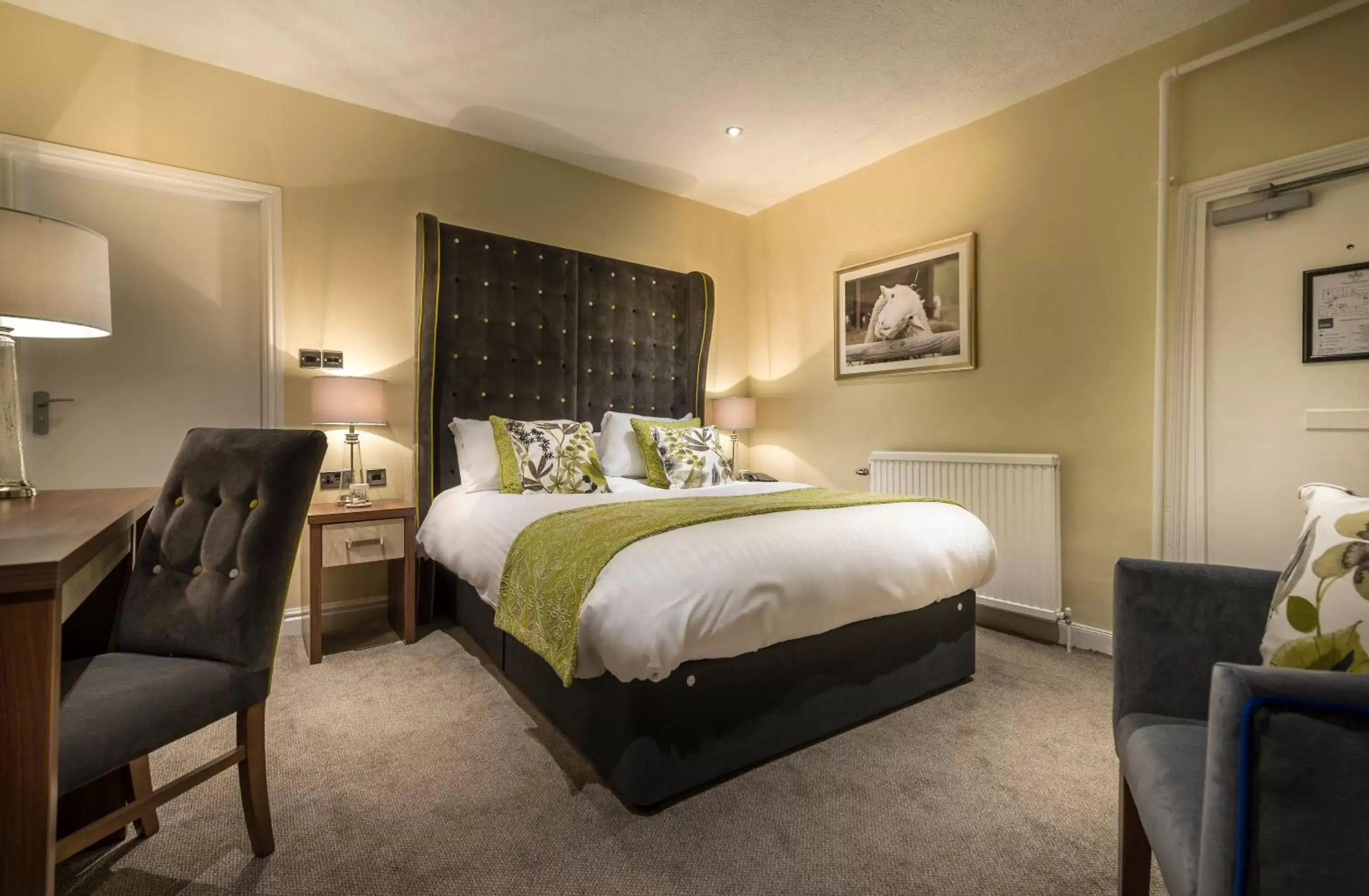 Bedroom, Bed in The Golden Fleece Hotel, Thirsk, North Yorkshire