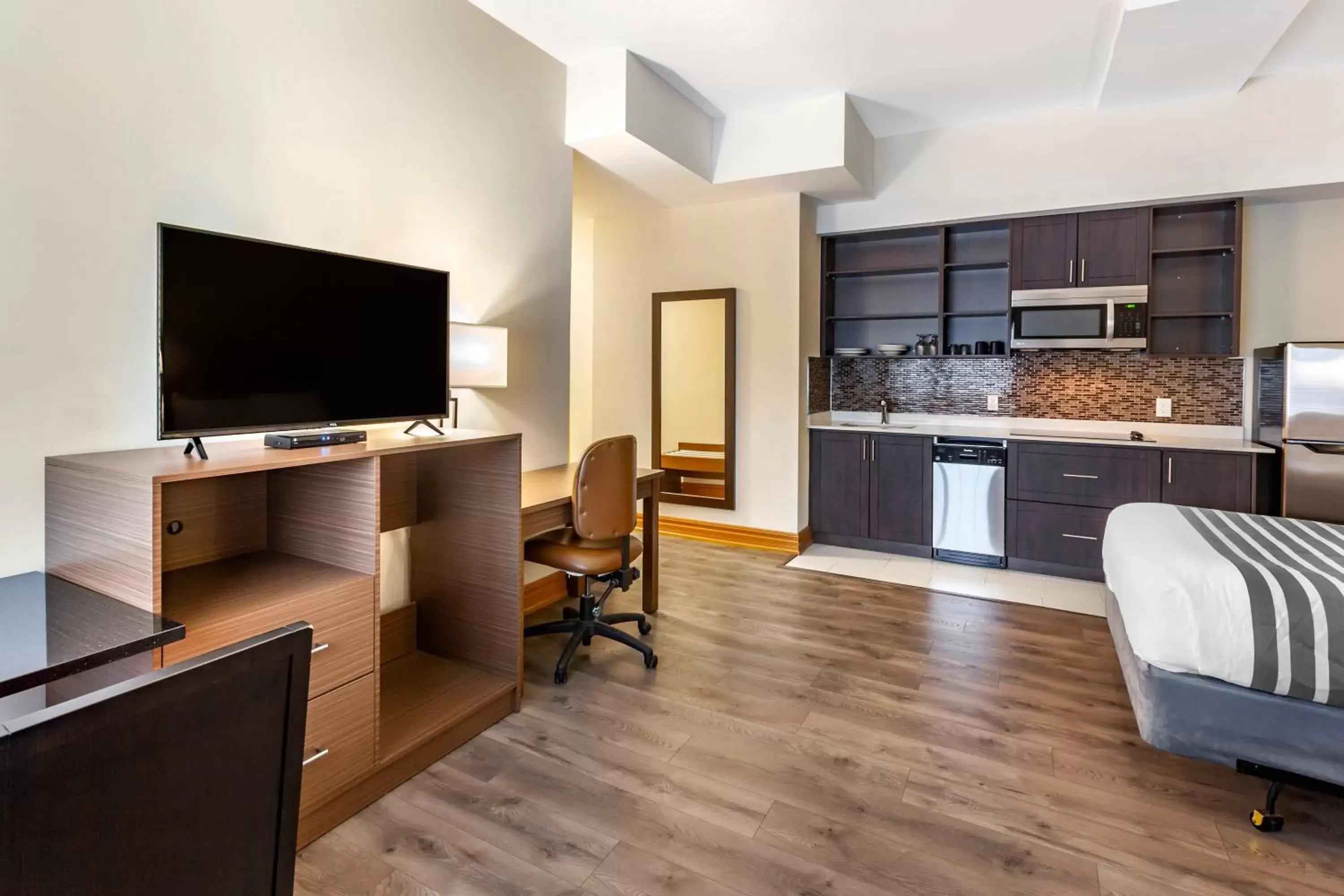 Kitchen/Kitchenette in SureStay Plus Hotel by Best Western Kincardine