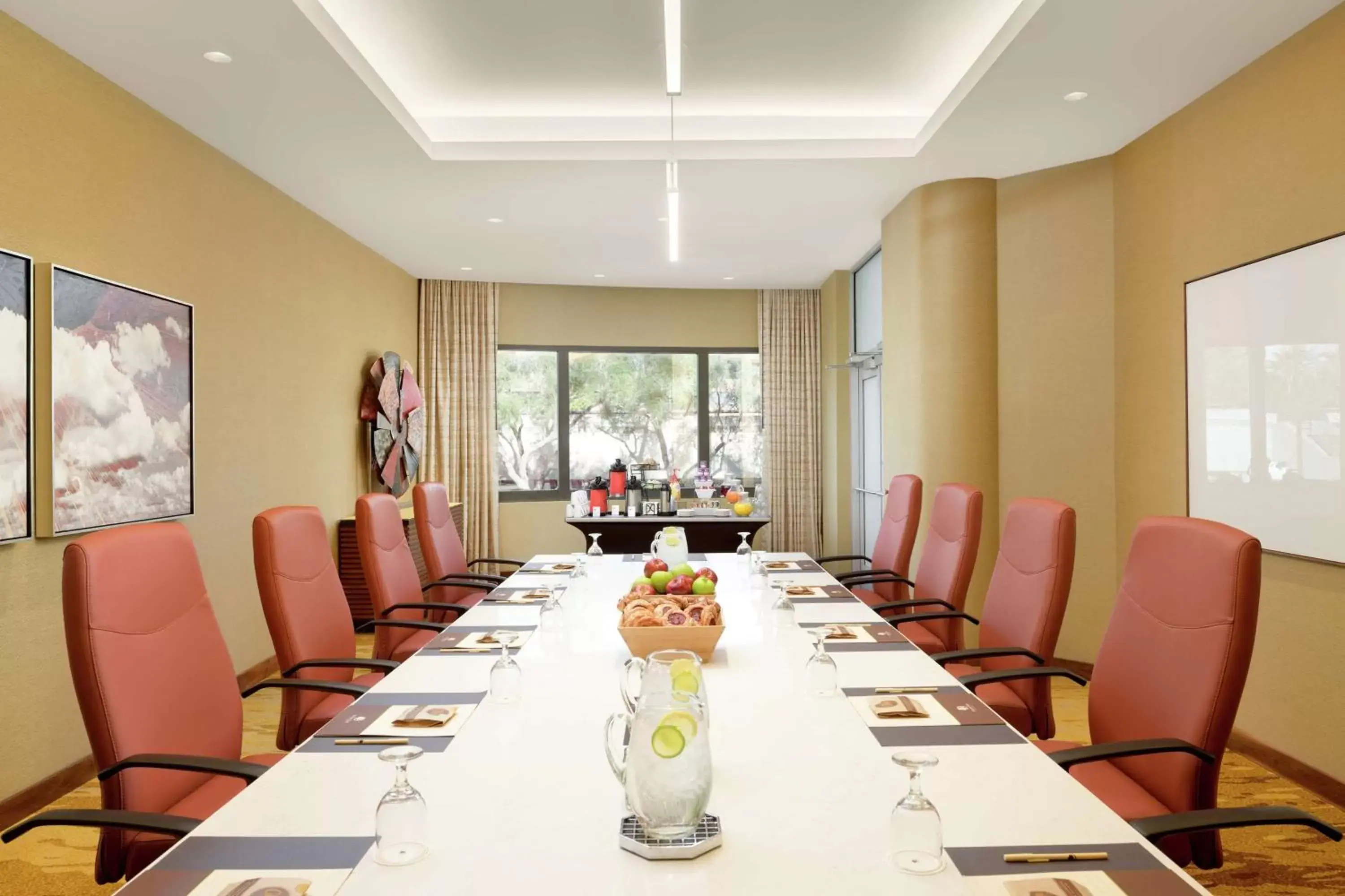 Meeting/conference room in DoubleTree Suites by Hilton Phoenix