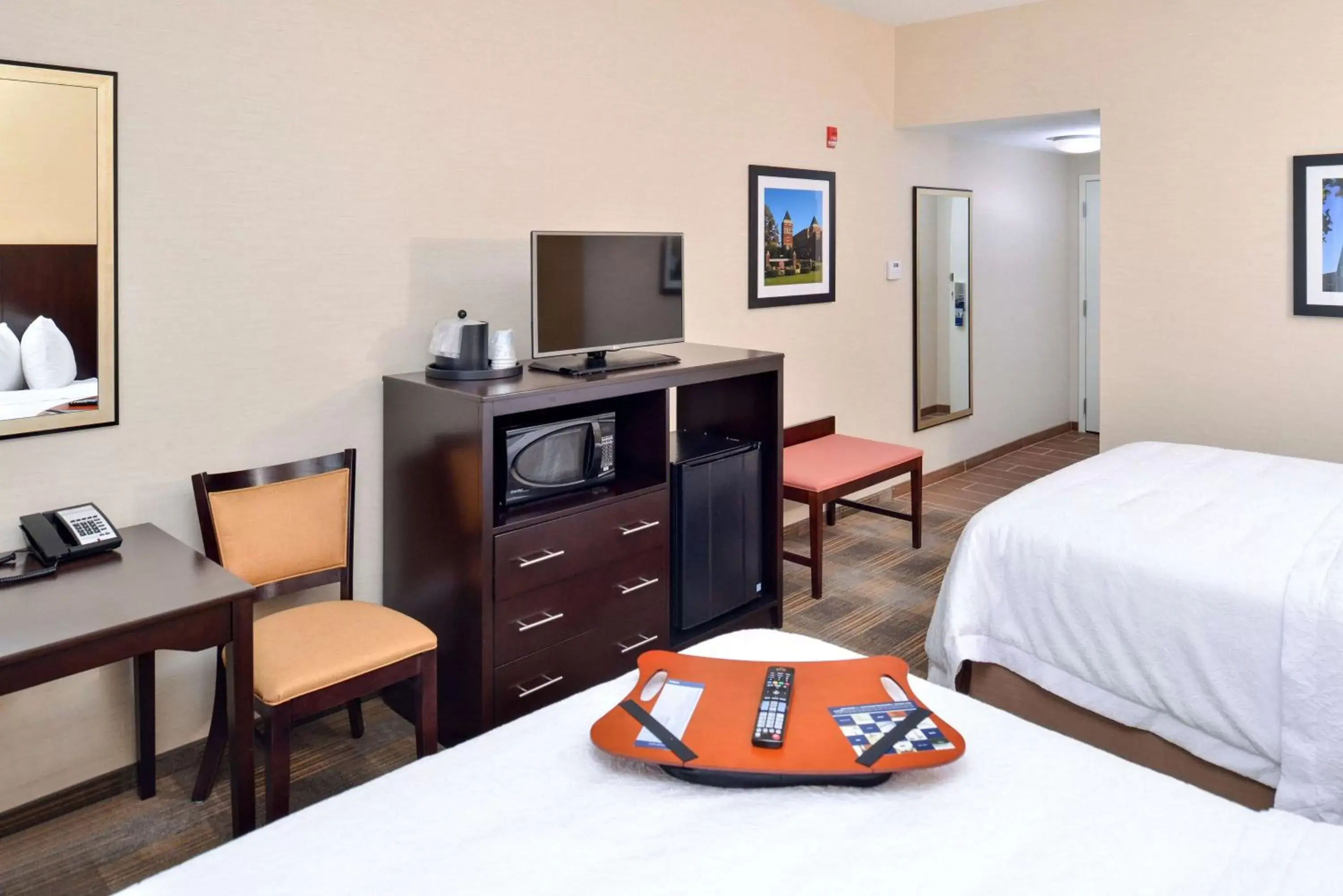 Bed in Hampton Inn & Suites California University-Pittsburgh Bed in Hampton Inn & Suites California University-Pittsburgh