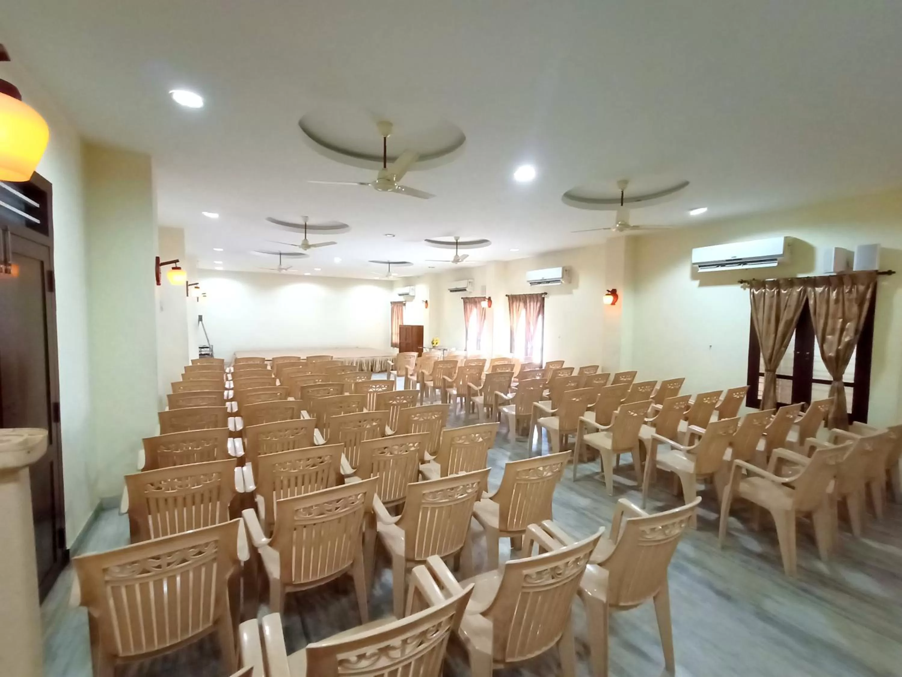 Meeting/conference room, Restaurant/Places to Eat in SGS Lodgings International