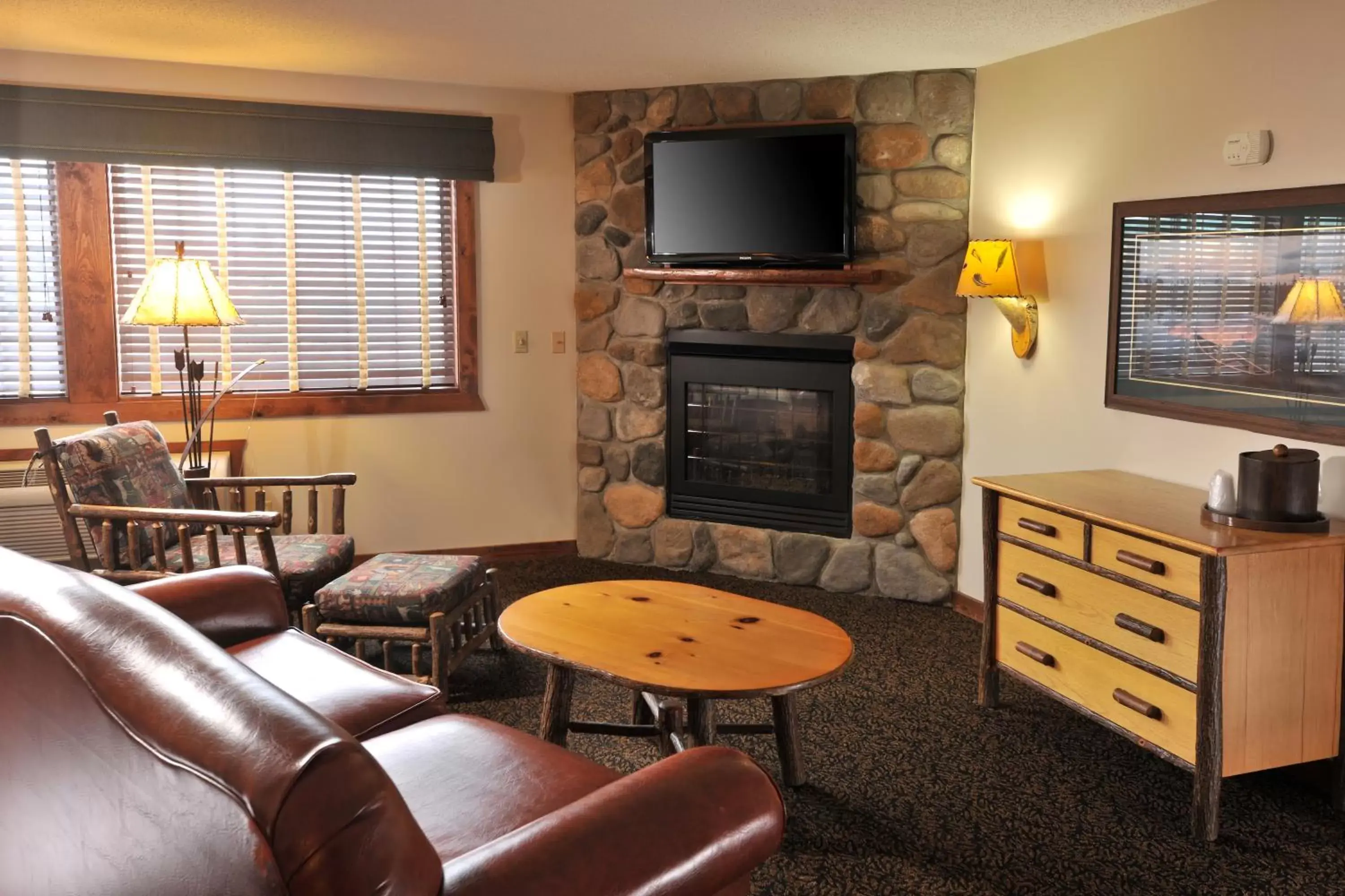 TV and multimedia, Seating Area in Stoney Creek Hotel Wausau - Rothschild