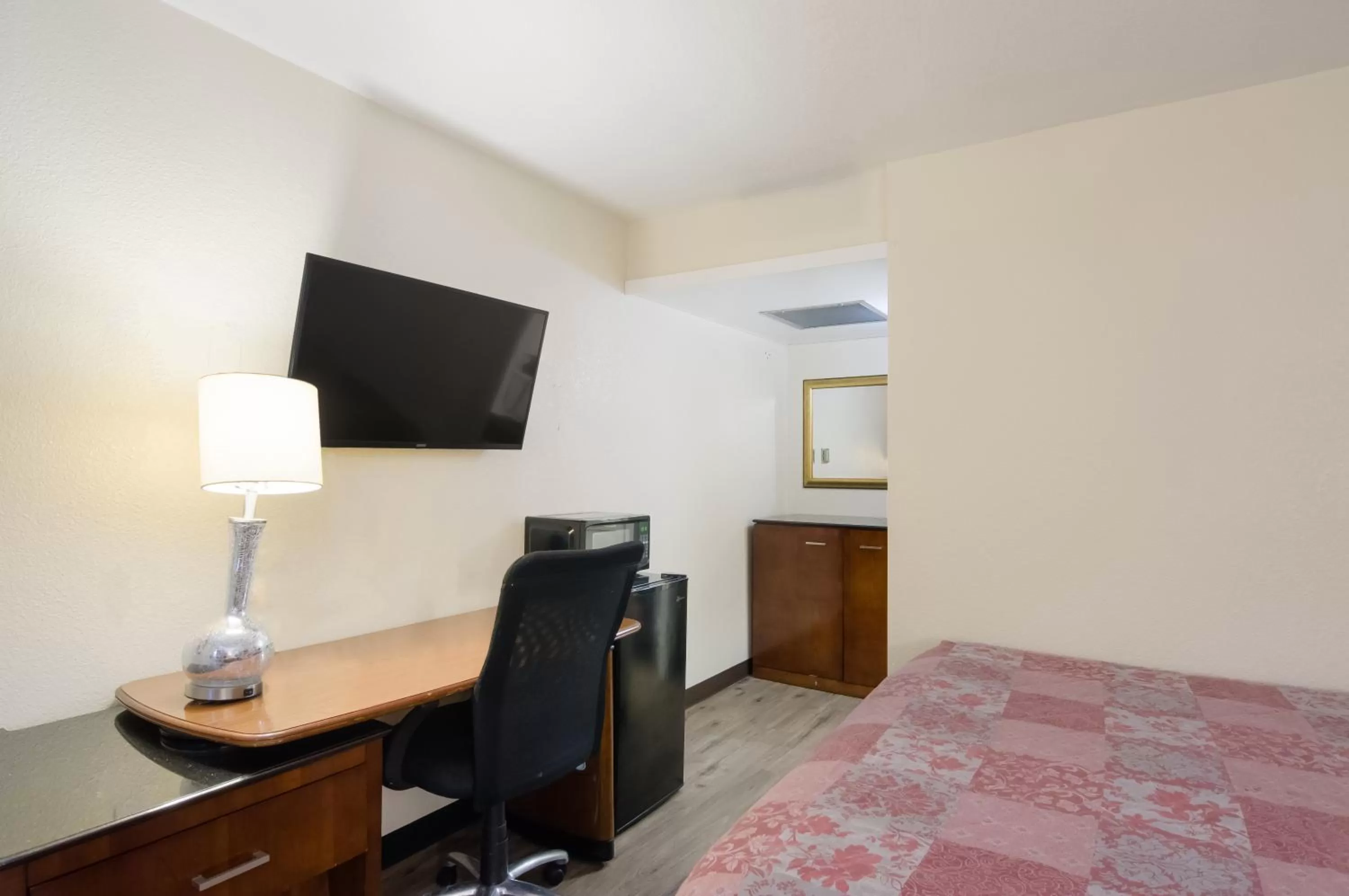 Bed in Rodeway Inn Greeley