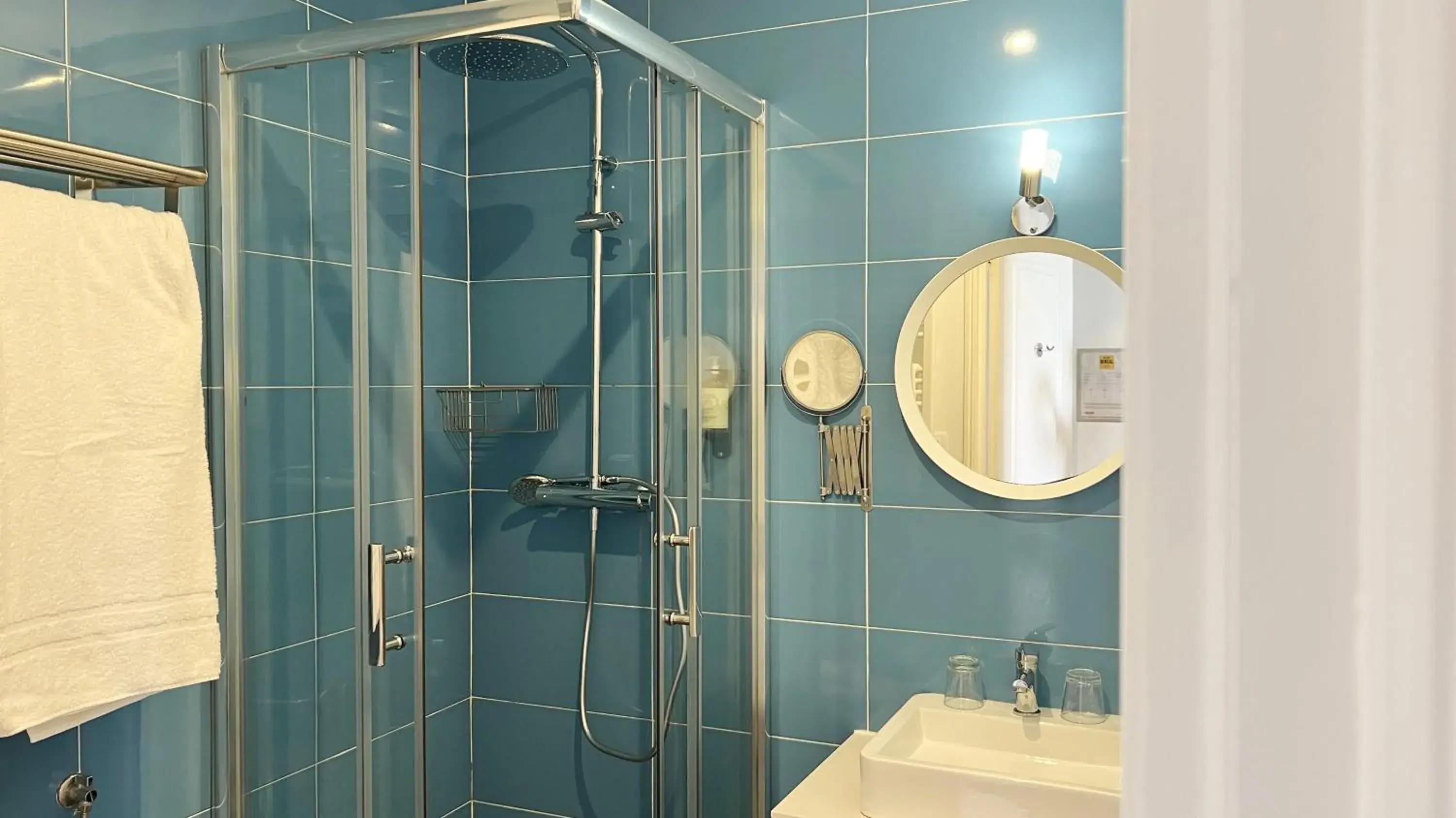 Bathroom in Casa do Jasmim by Shiadu