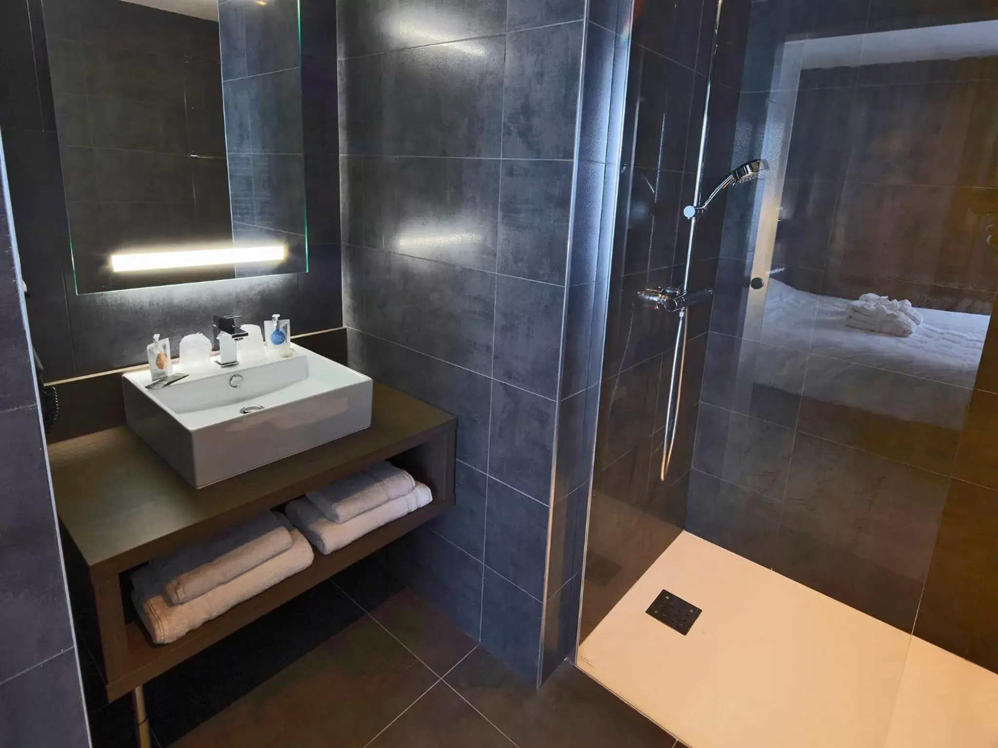Bathroom in Kyriad Troyes Centre