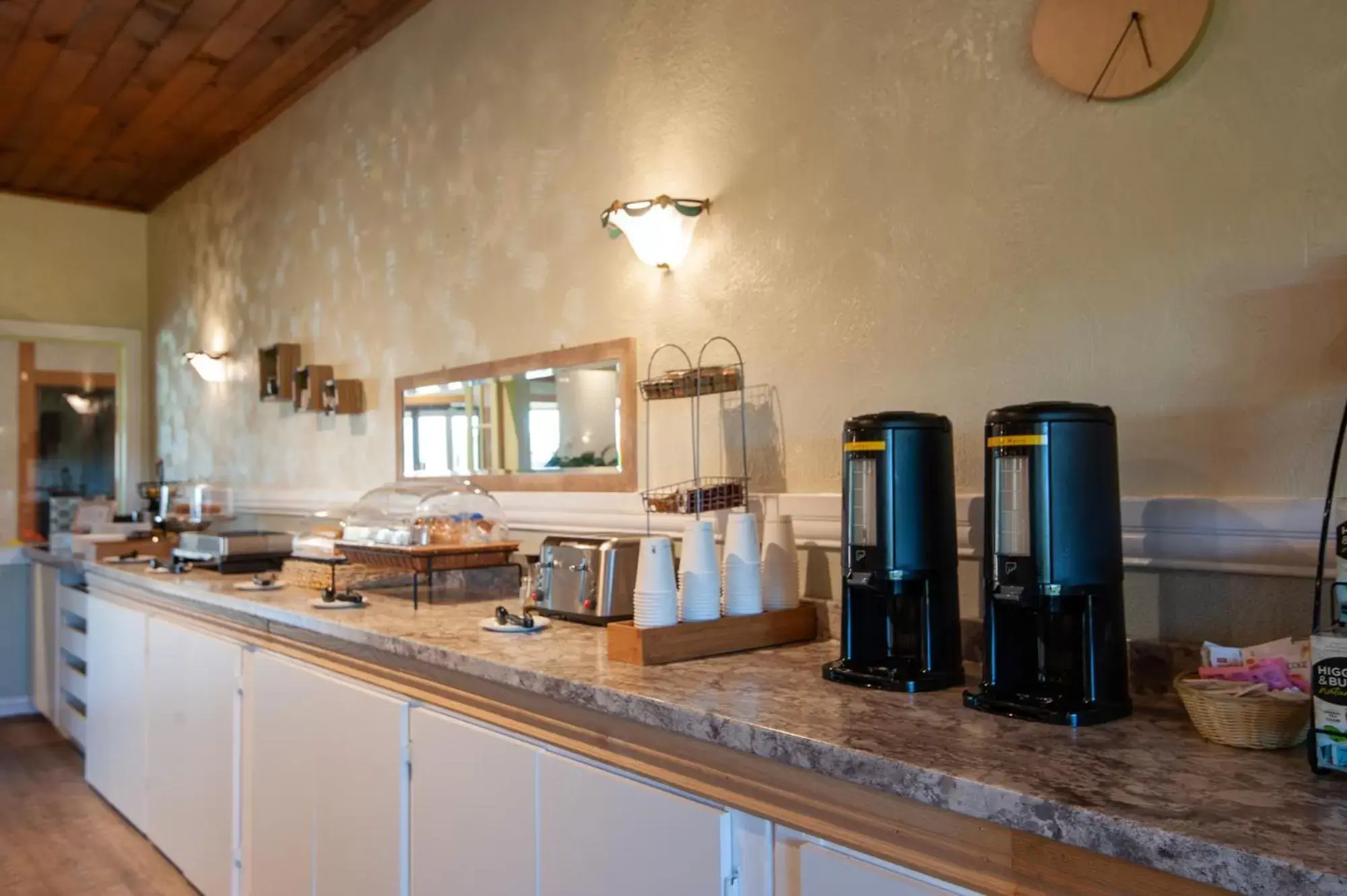 Coffee/tea facilities, Kitchen/Kitchenette in Dutch Inn