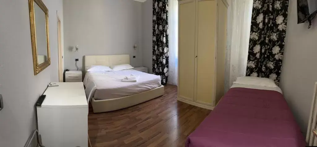 Bedroom, Bed in PICCOLO HOTEL Con Access ZTL !!! Ɲel Ƈentro Storico di Ƒirenze !!!