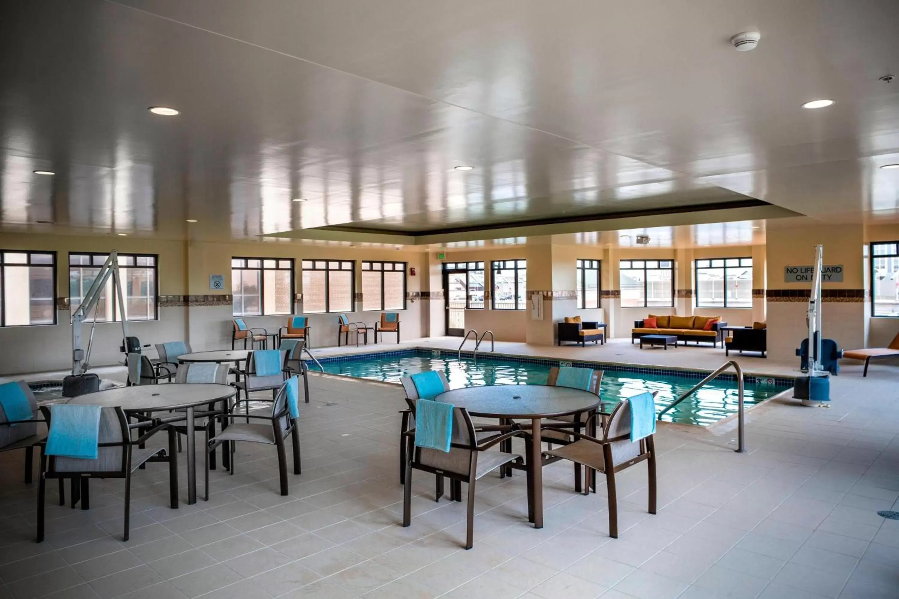 Swimming pool, Restaurant/Places to Eat in Courtyard by Marriott Norfolk Downtown