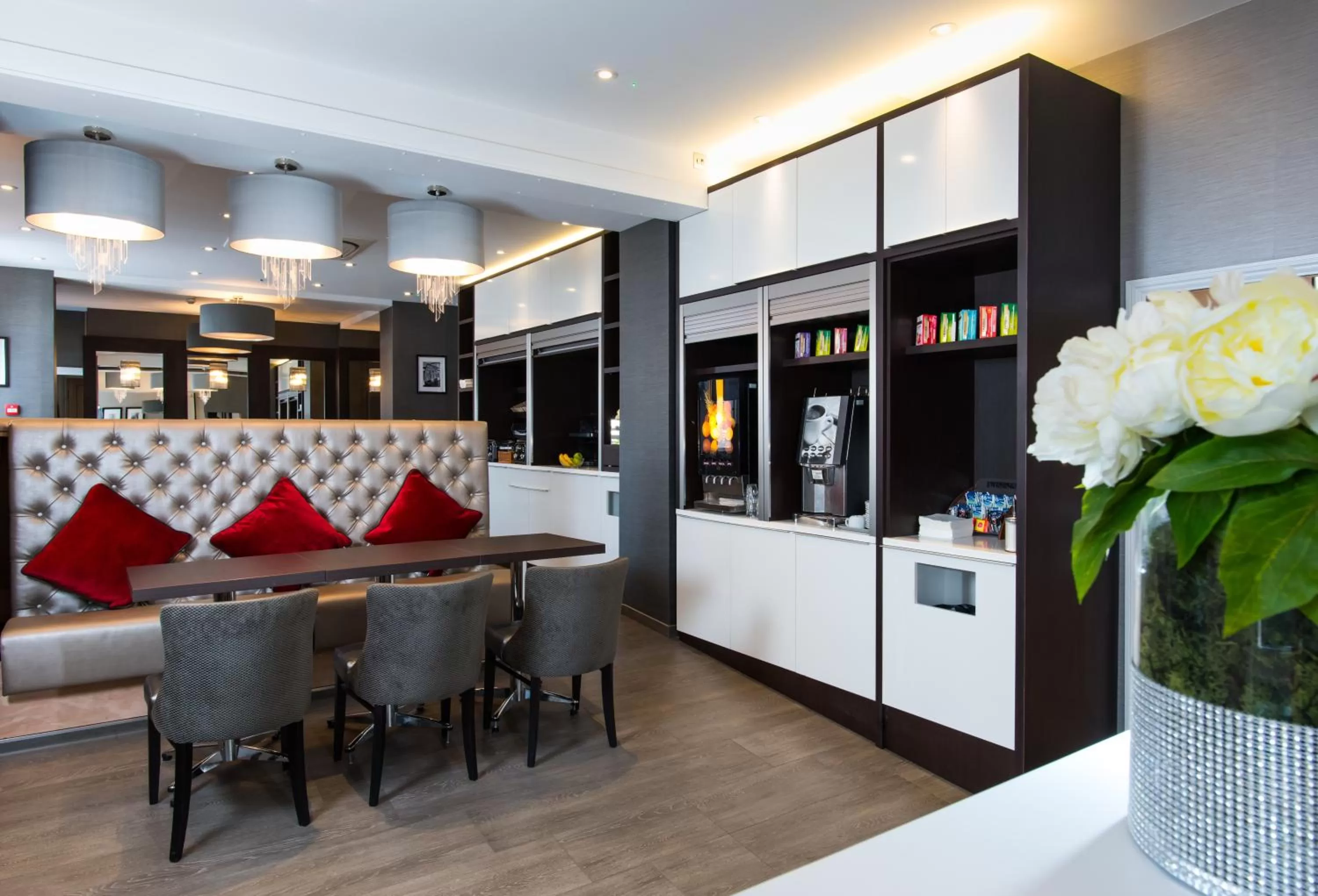 Communal lounge/ TV room in Best Western Buckingham Palace Rd