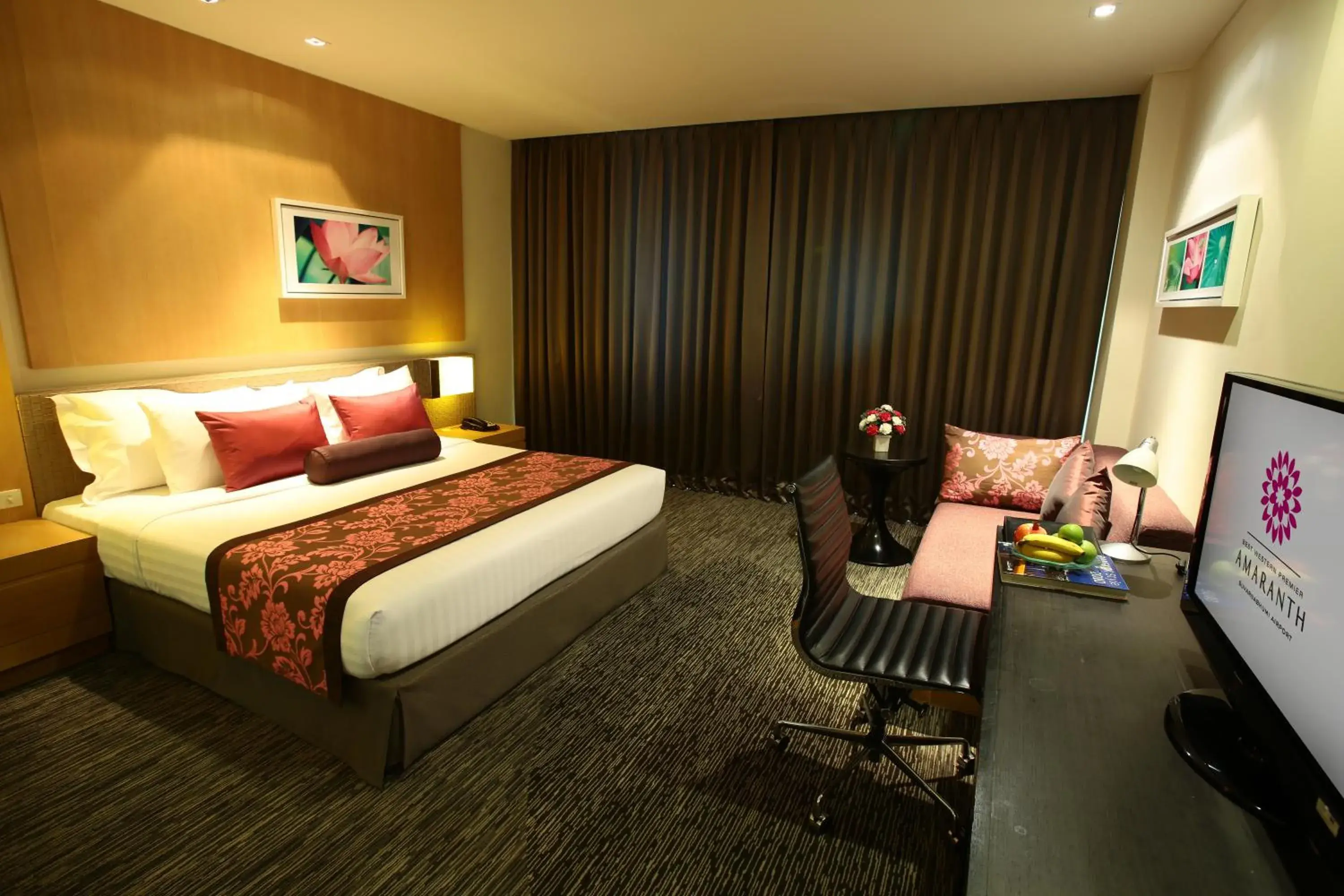 Photo of the whole room, Bed in Amaranth Suvarnabhumi Hotel
