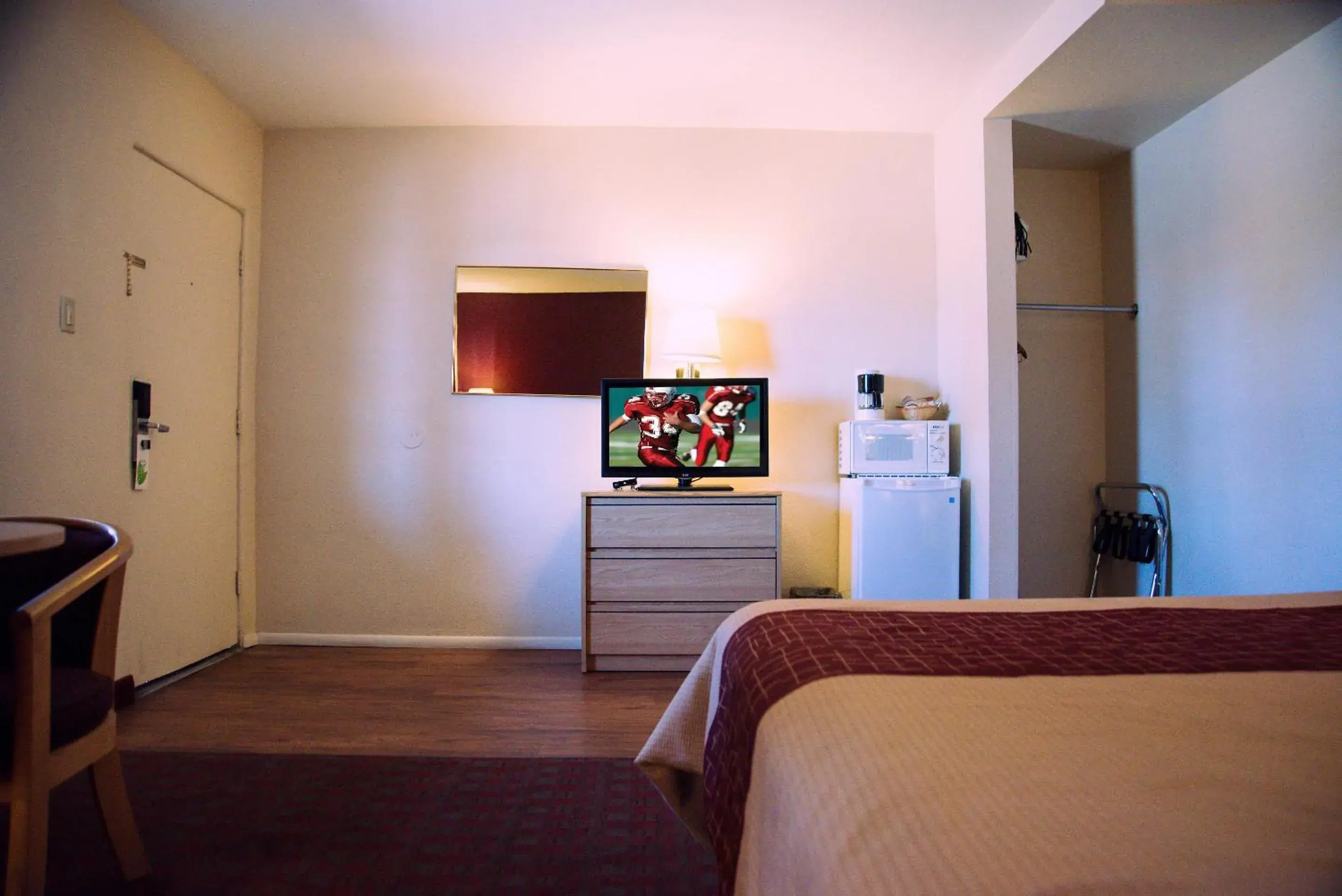 Photo of the whole room, TV/Entertainment Center in Red Roof Inn Blythe
