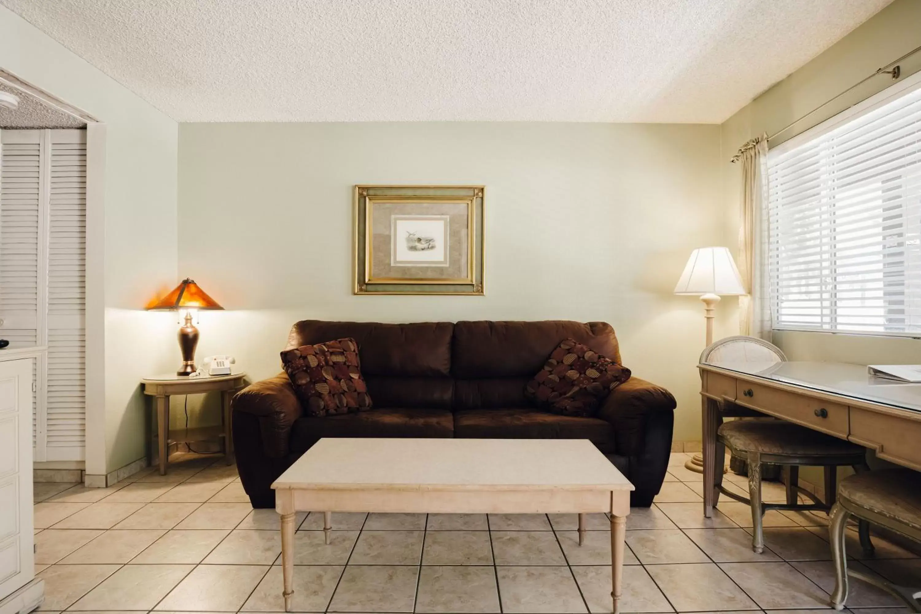 TV and multimedia, Seating Area in Vintage Lakeside Inn