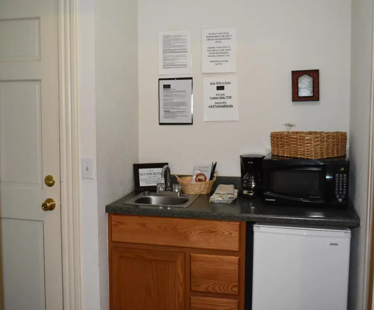 Coffee/tea facilities, Kitchen/Kitchenette in Hermann Crown Suites