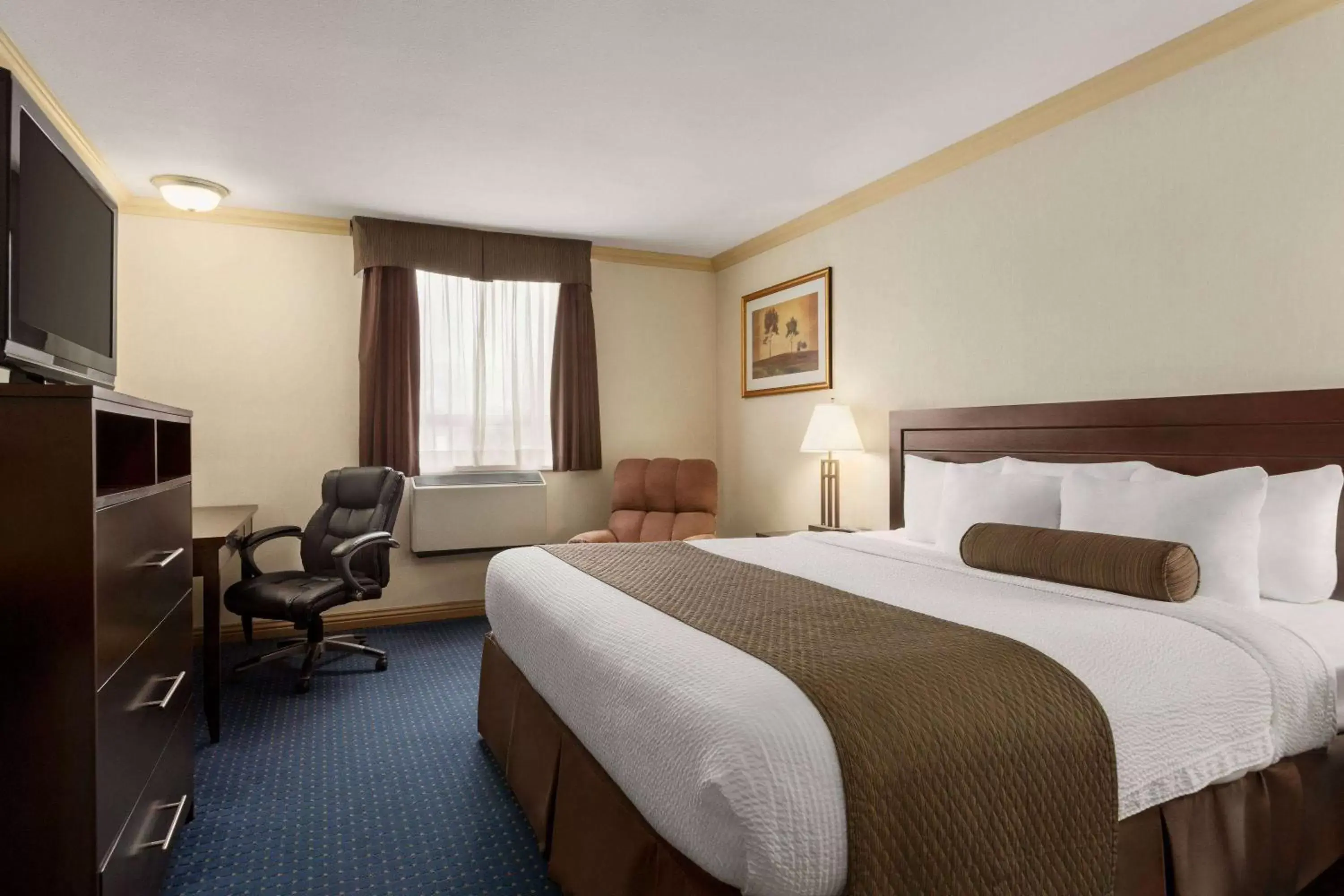 Photo of the whole room, Bed in Days Inn & Suites by Wyndham Sault Ste. Marie ON
