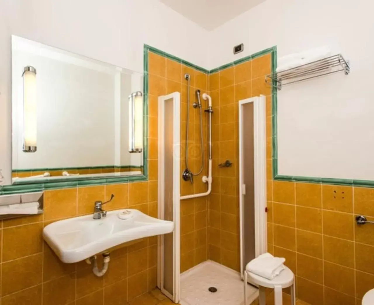 Bathroom in LH Hotel Lloyd Roma