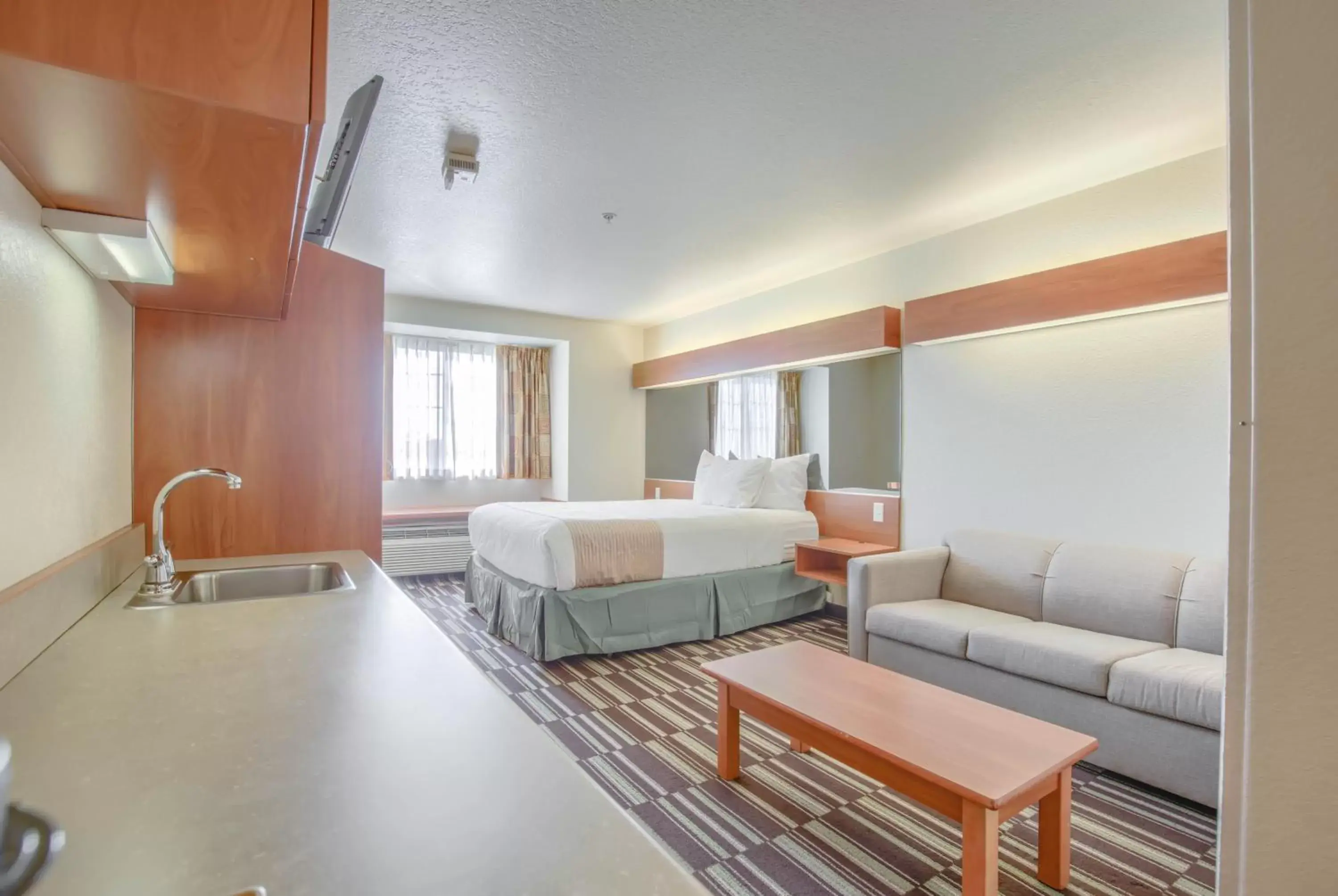 Living room, Seating Area in Microtel Inn & Suites by Wyndham Gulf Shores