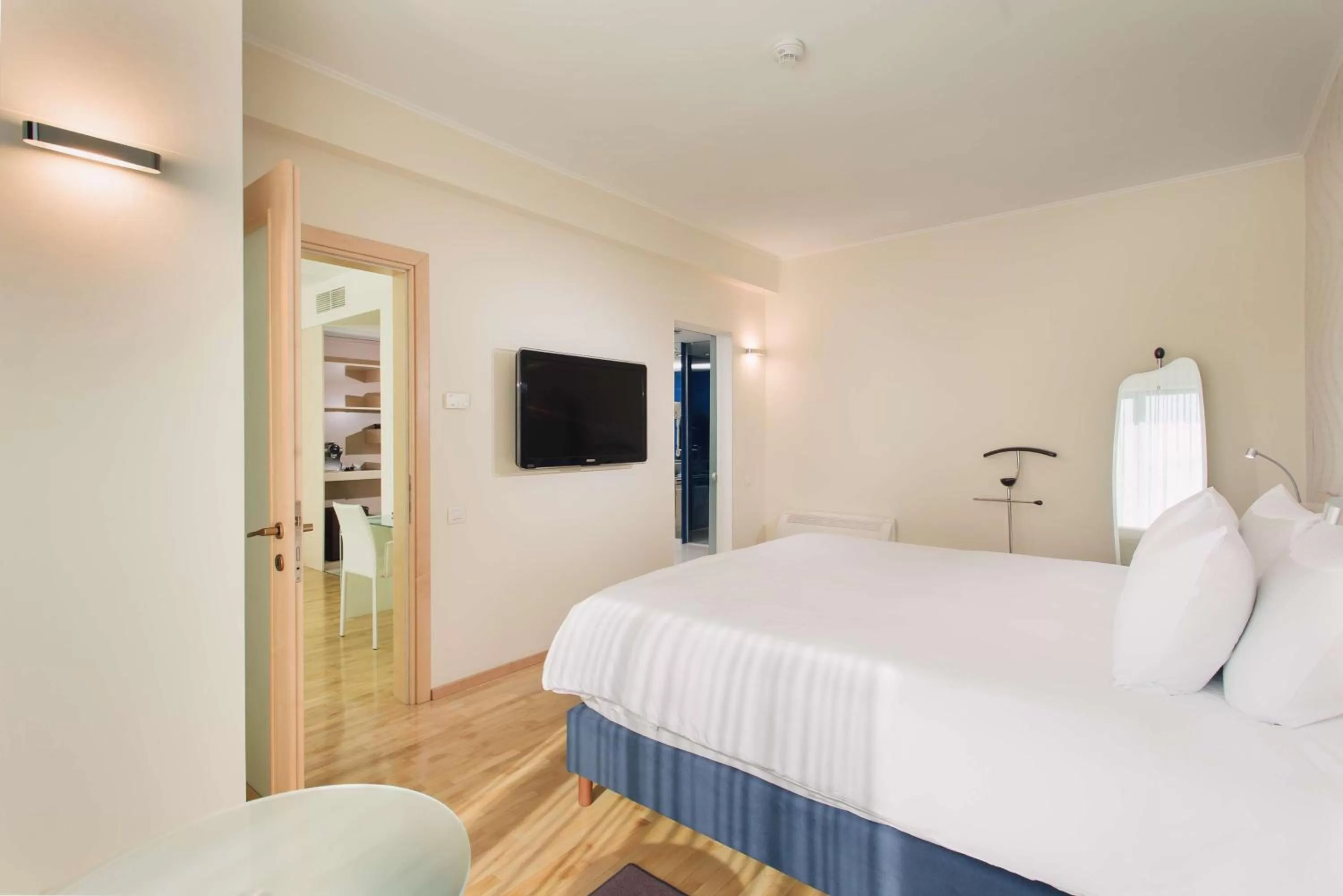 Bedroom, Bed in DoubleTree by Hilton Hotel Cluj - City Plaza