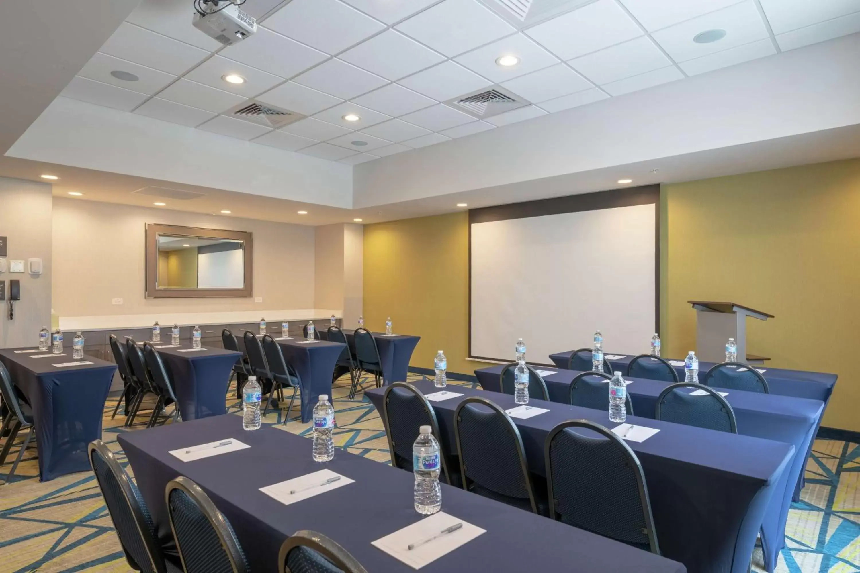 Meeting/conference room in Hampton Inn & Suites Glenarden/Washington DC