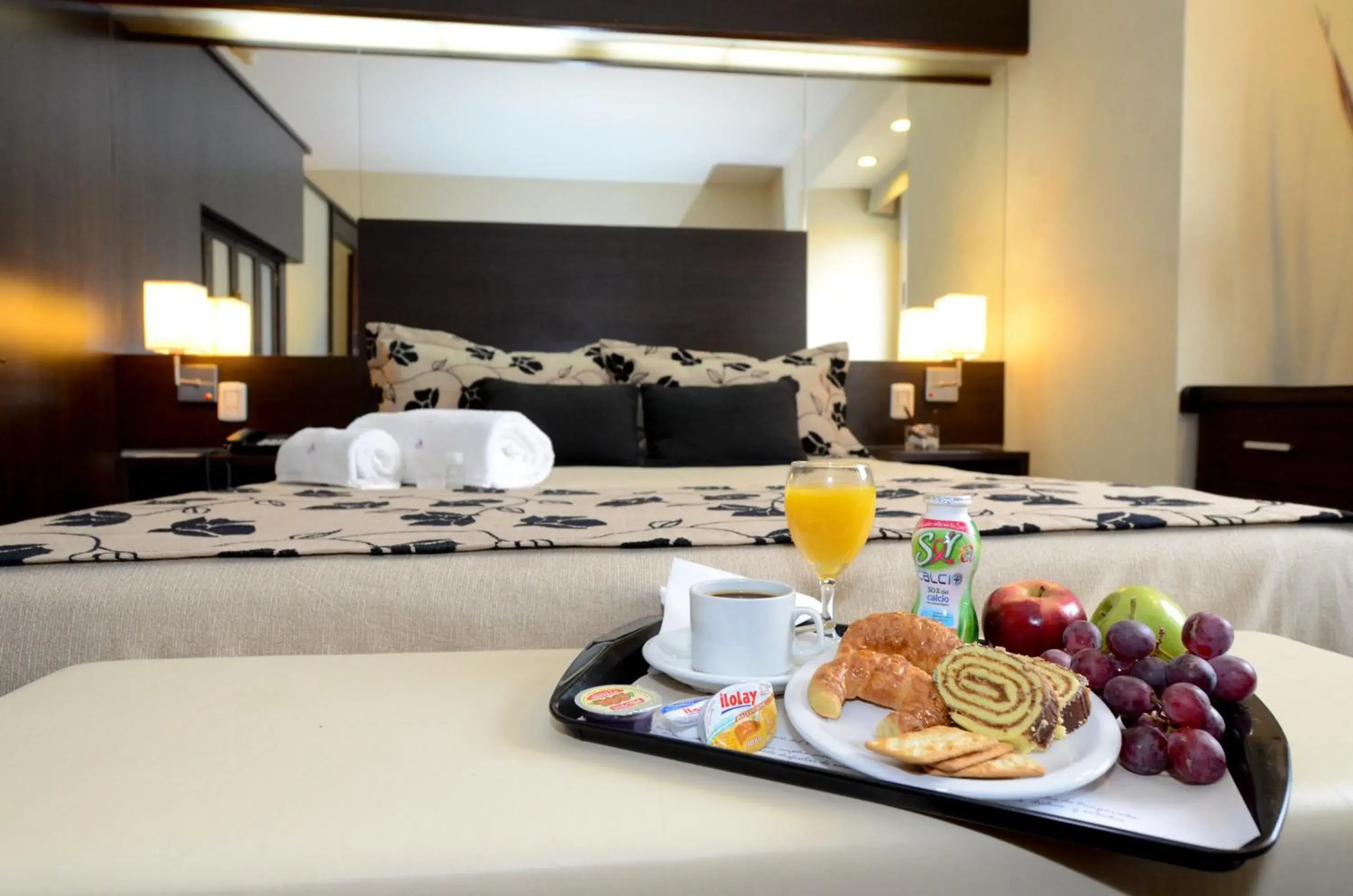 Food and drinks, Bed in Hathor Hotels Mendoza Food and drinks, Bed in Hathor Hotels Mendoza