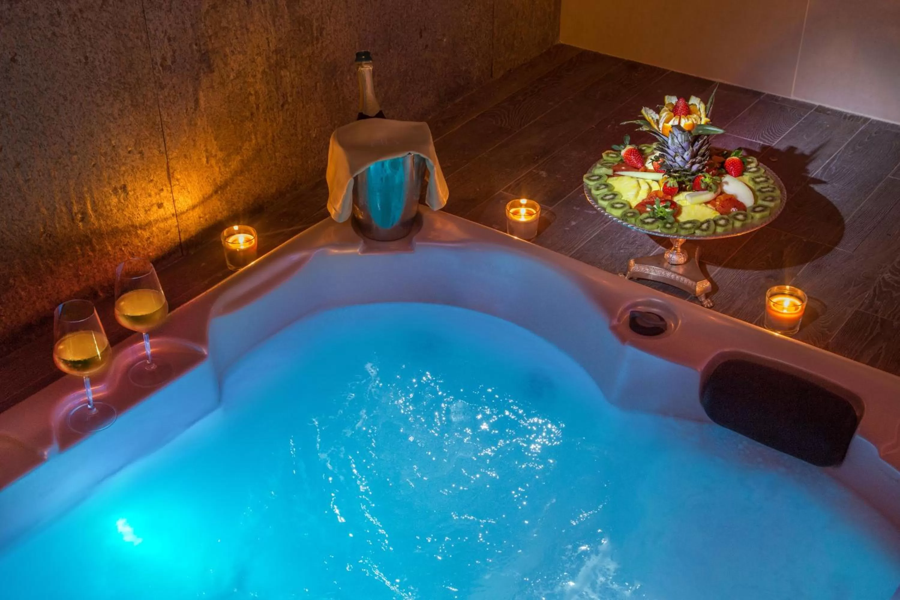 Hot Tub in Hotel Piccolo Borgo