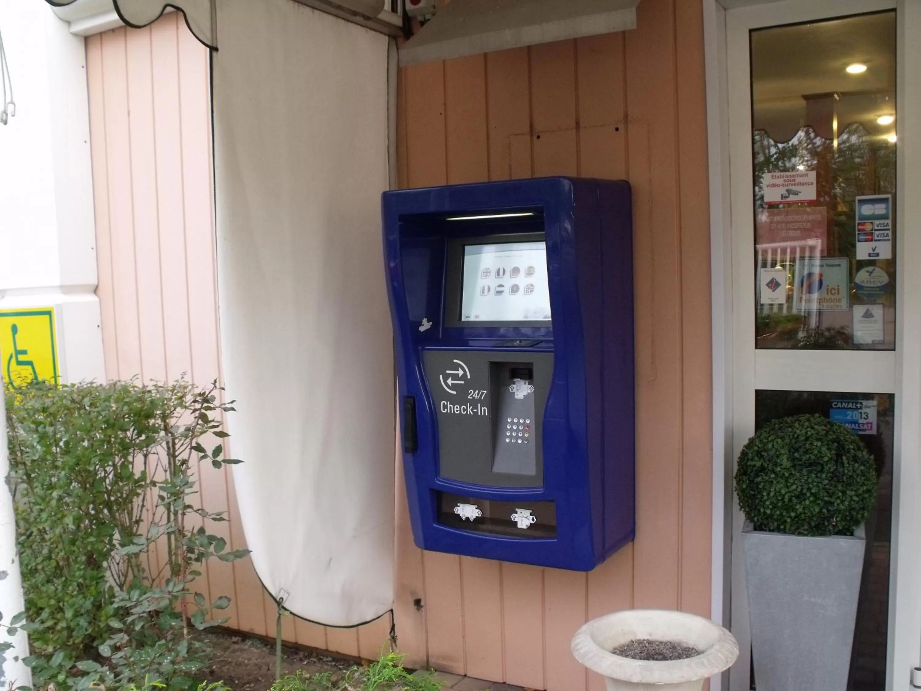 Facade/entrance in Quick Palace Auxerre