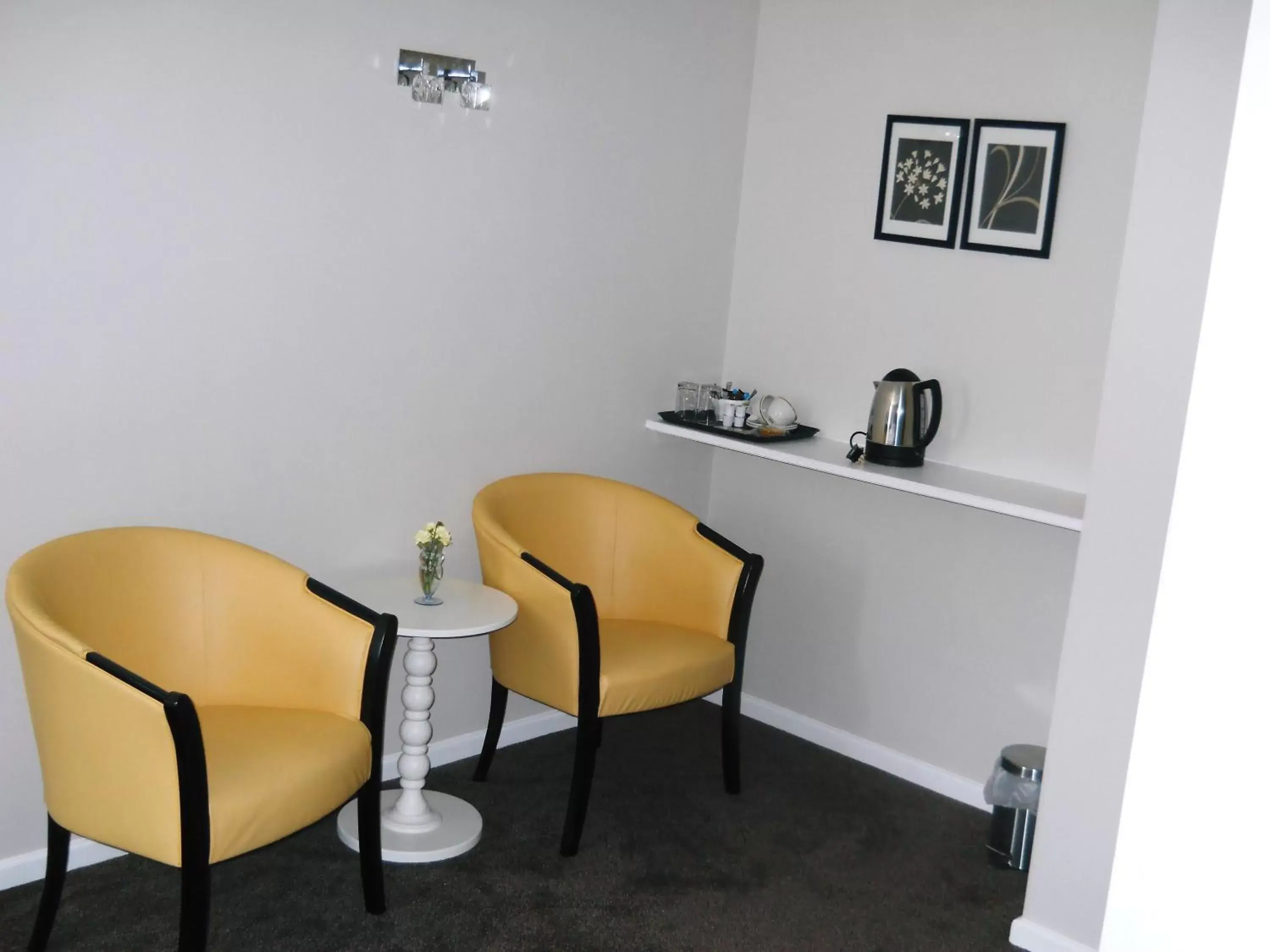 Coffee/tea facilities, Seating Area in The Oakland Hotel