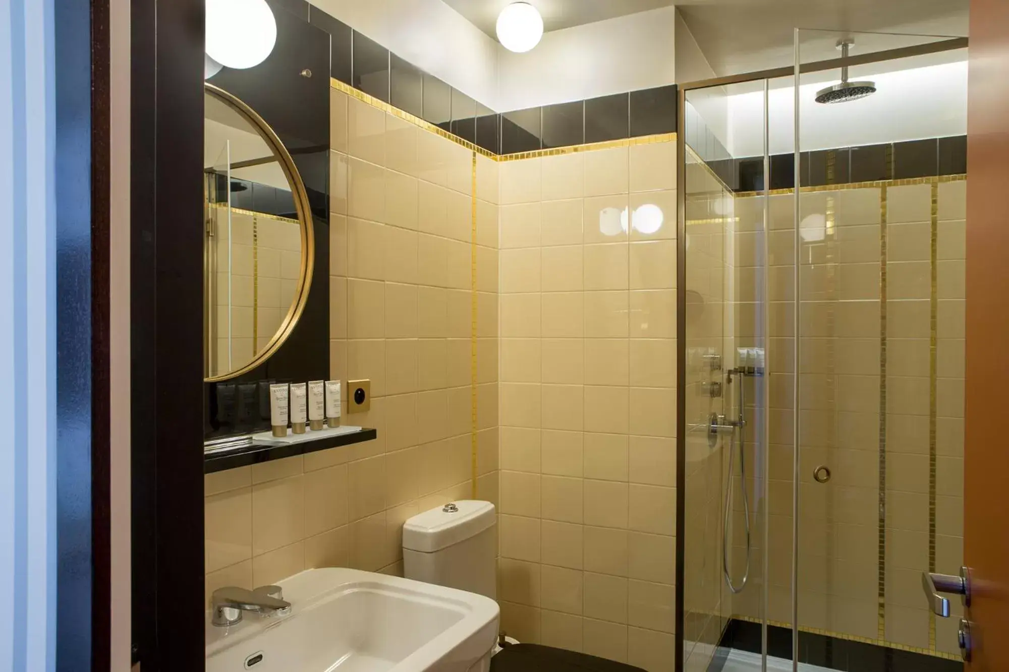 Shower, Bathroom in Hôtel du Rond-point des Champs-Élysées - Esprit de France