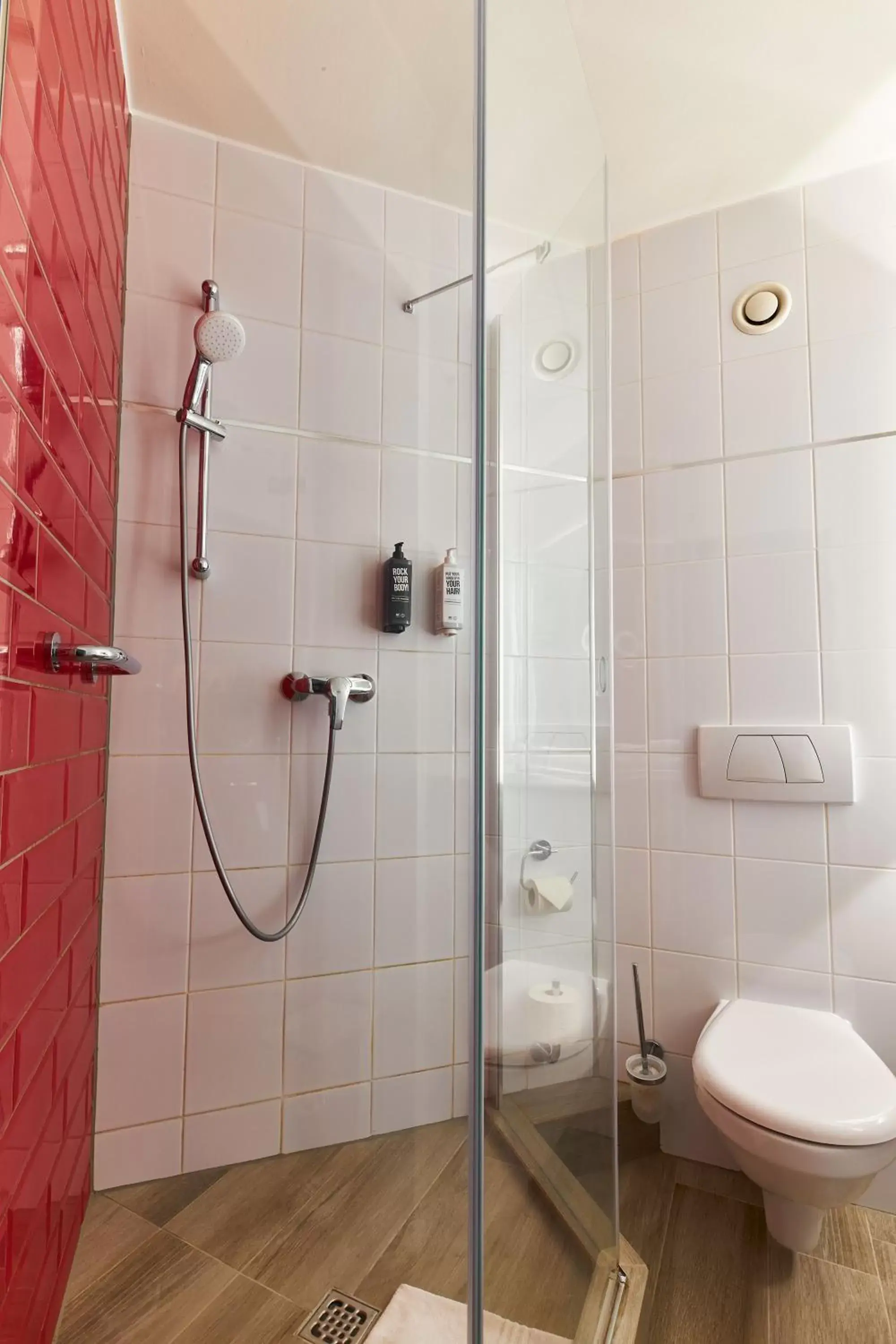 Shower, Bathroom in ibis Warszawa Centrum