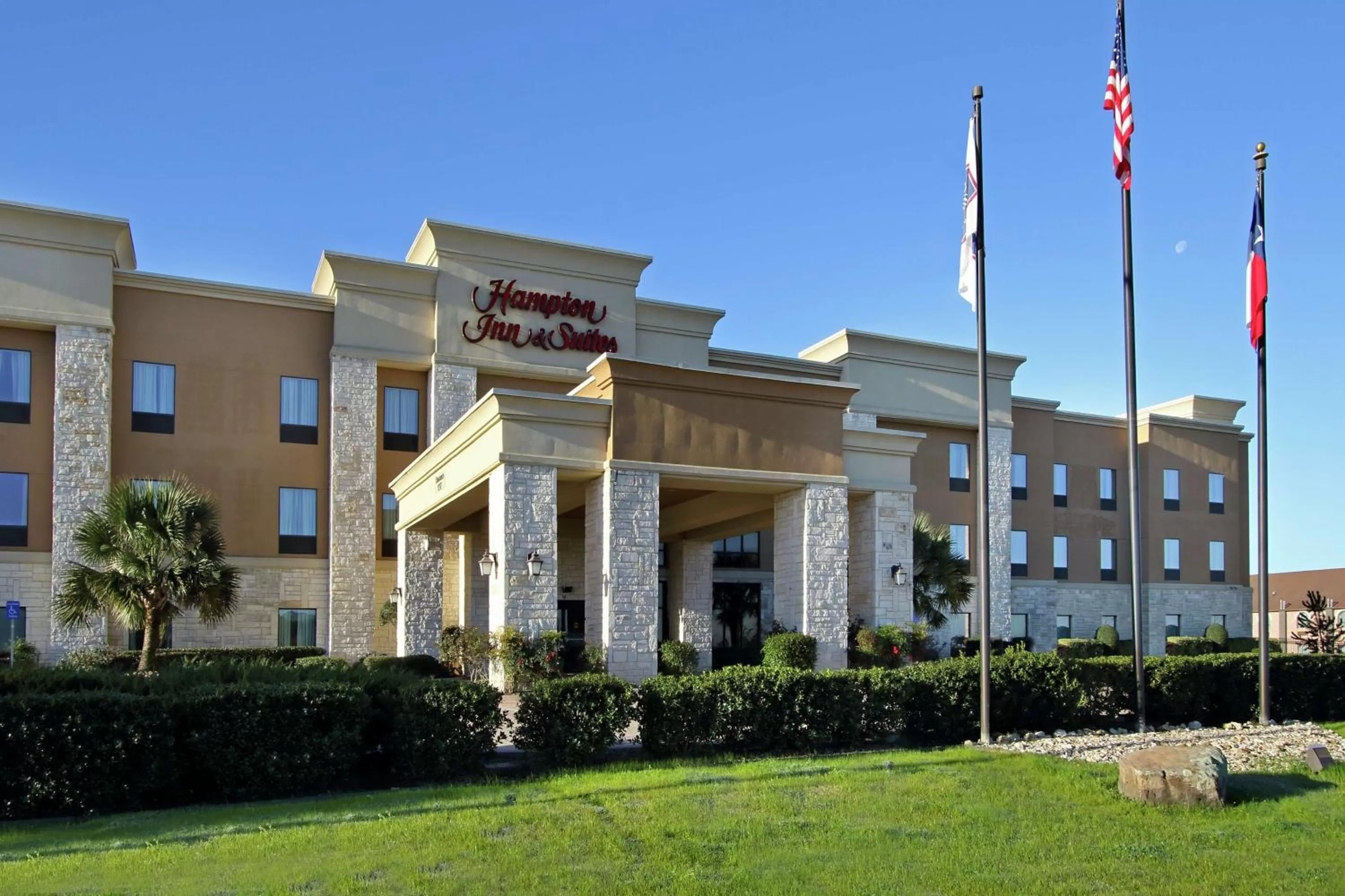Property building in Hampton Inn & Suites Buffalo